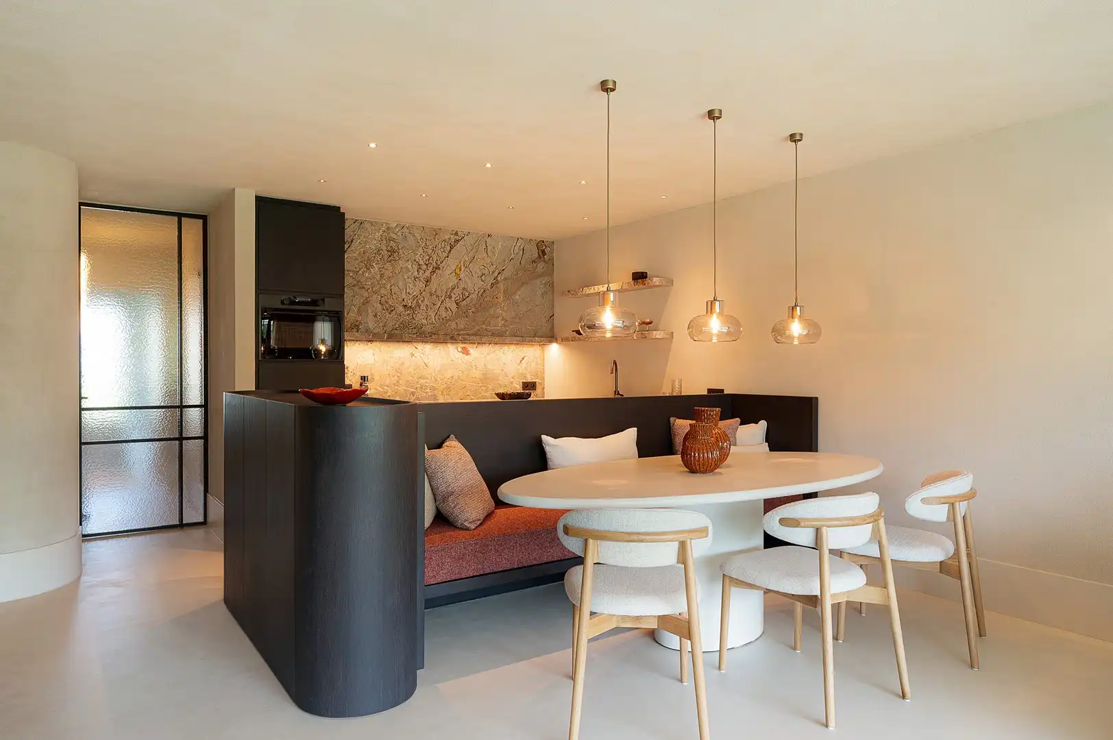 Stijlvol gerenoveerd appartement op toplocatie in het Zoute. foto 10