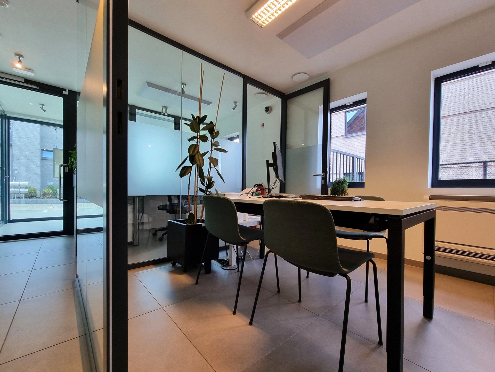 Handelsgelijkvloers met triplex-appartement in het hartje van Pamel foto 6