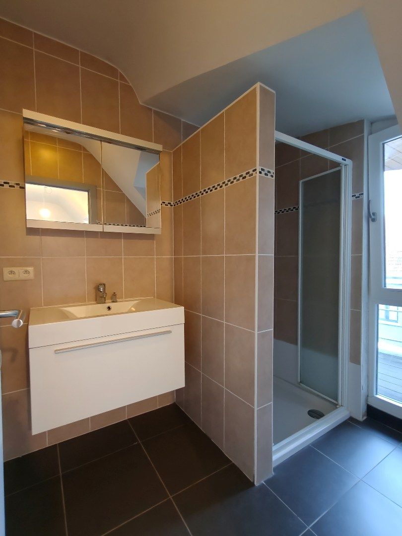 Ruim duplex appartement met terras en autostaanplaats te Lokeren foto 6