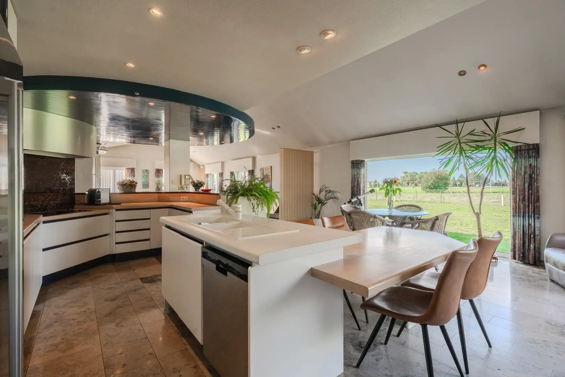 UNIEK EIGENDOM OP EEN TERREIN VAN 8.187 M² – RUST & RUIMTE ! foto 9