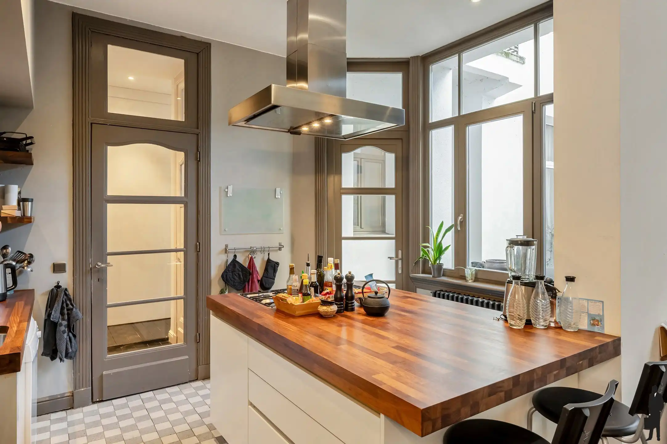 Authentiek appartement met hoge plafonds en terras foto 11