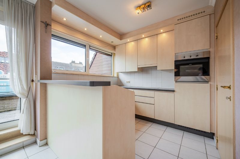 Roeselare-centrum. Lichtrijk 2-slaapkamerappartement in hartje Roeselare met vooraan en achteraan prachtige terrassen. Overal dichtbij en op 4 hoog gelegen ! foto 5