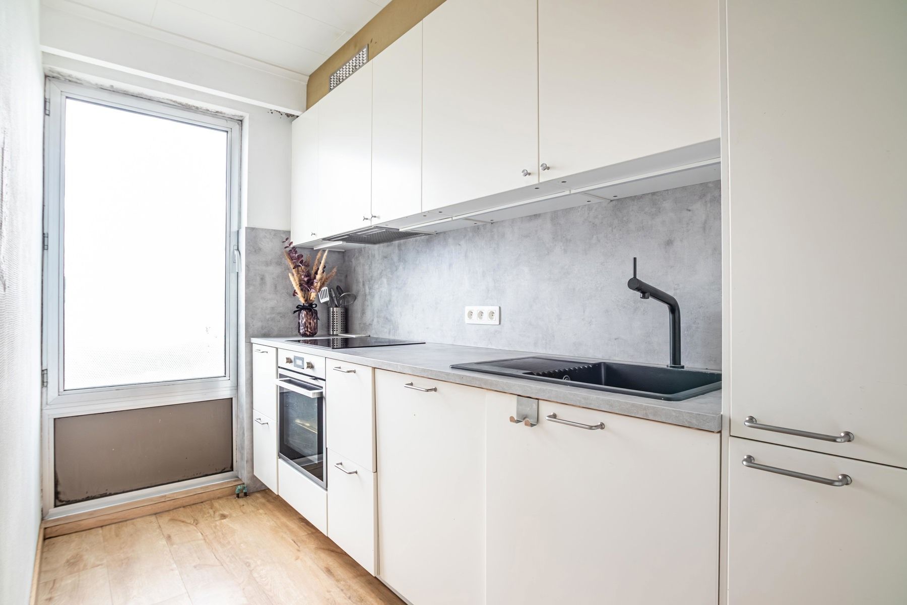 Ruim 2-slaapkamer appartement met garage en potentieel foto 8