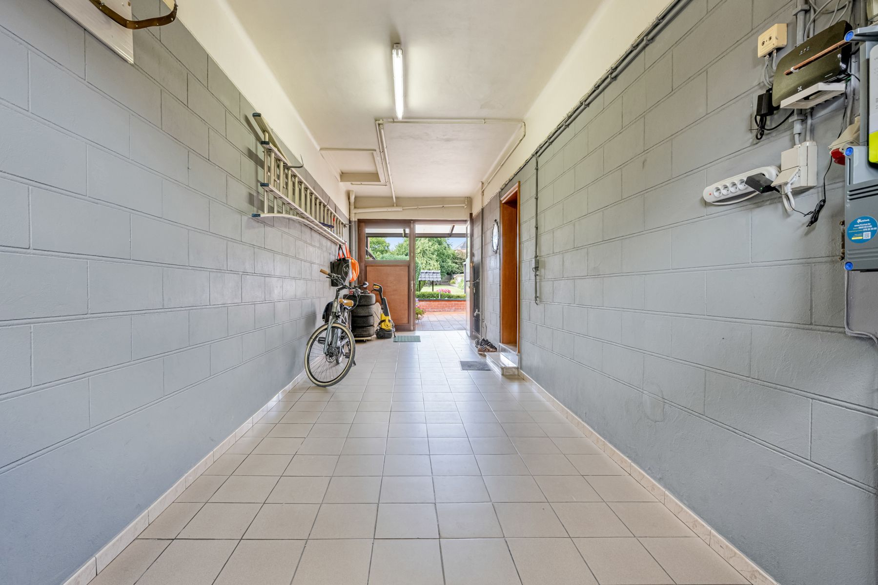 Te koop woning met inpandige garage, 4slpk's  en grote tuin  foto 21