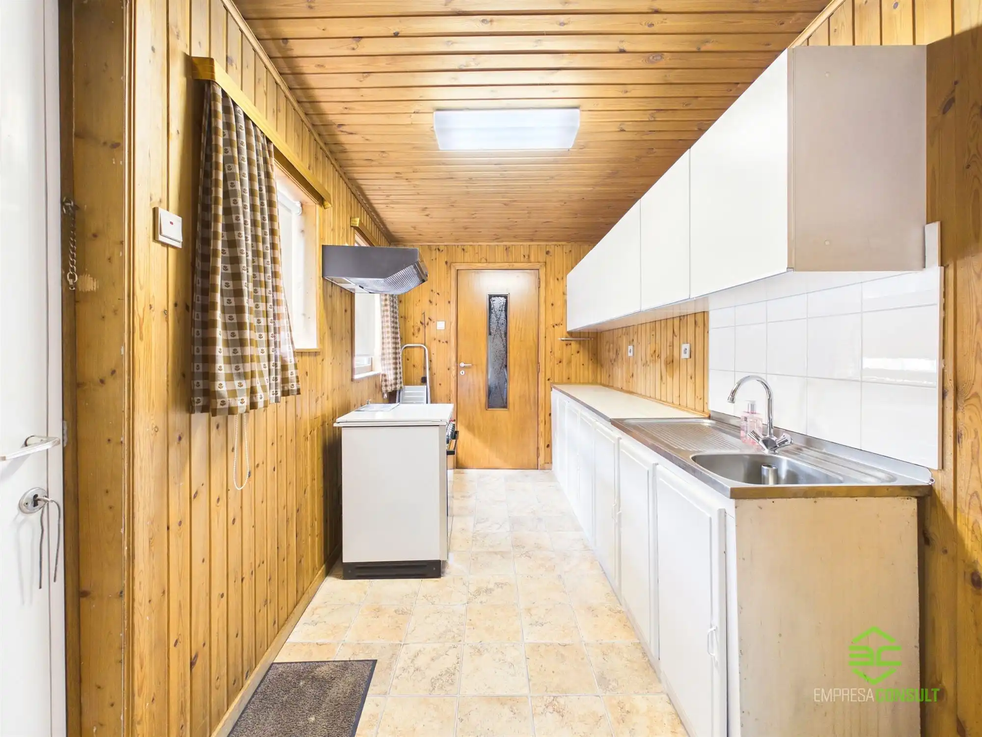 Centraal gelegen te renoveren woning met 3/5slpk! foto 10