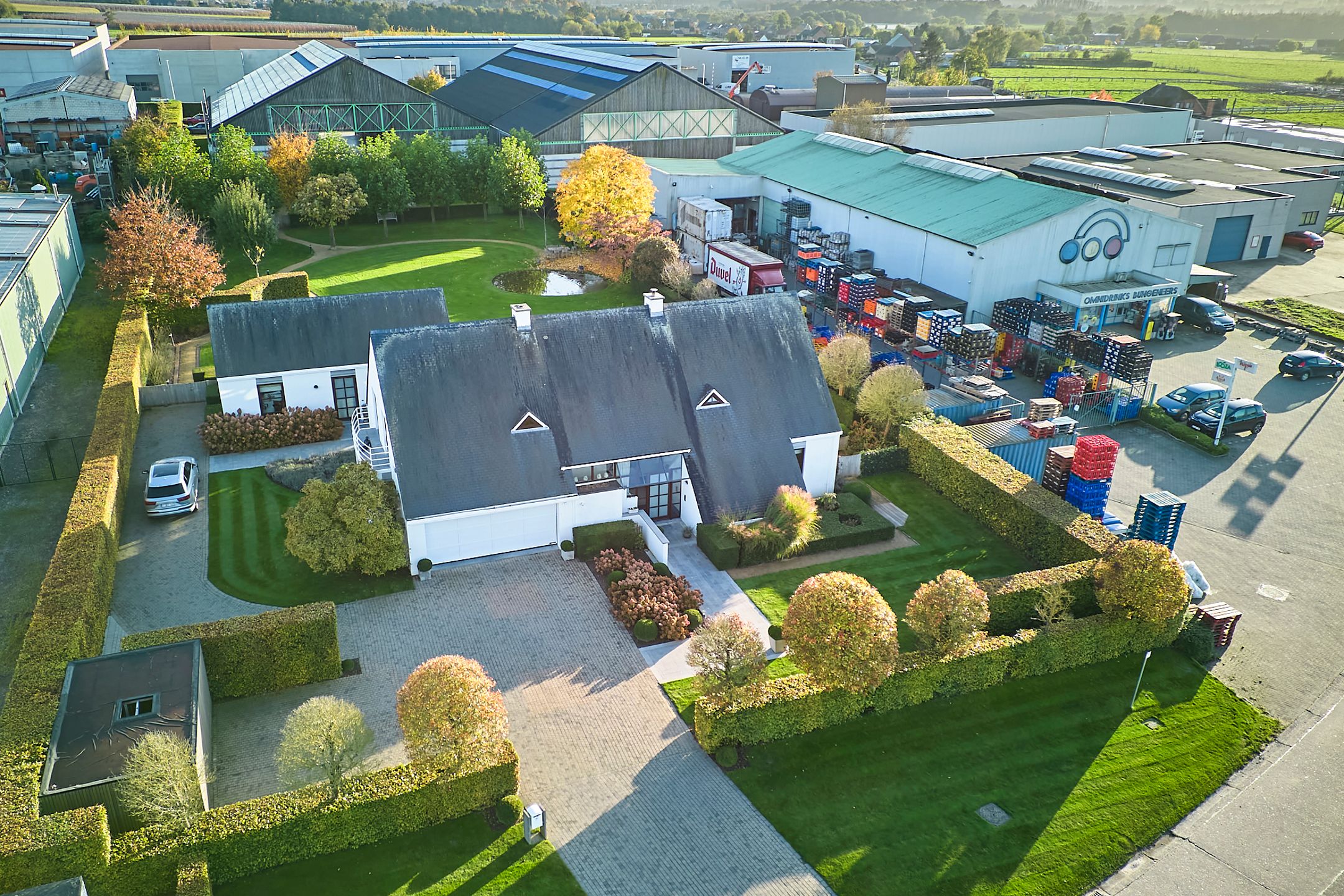 Perceel industriegrond met bestaande villa foto 2