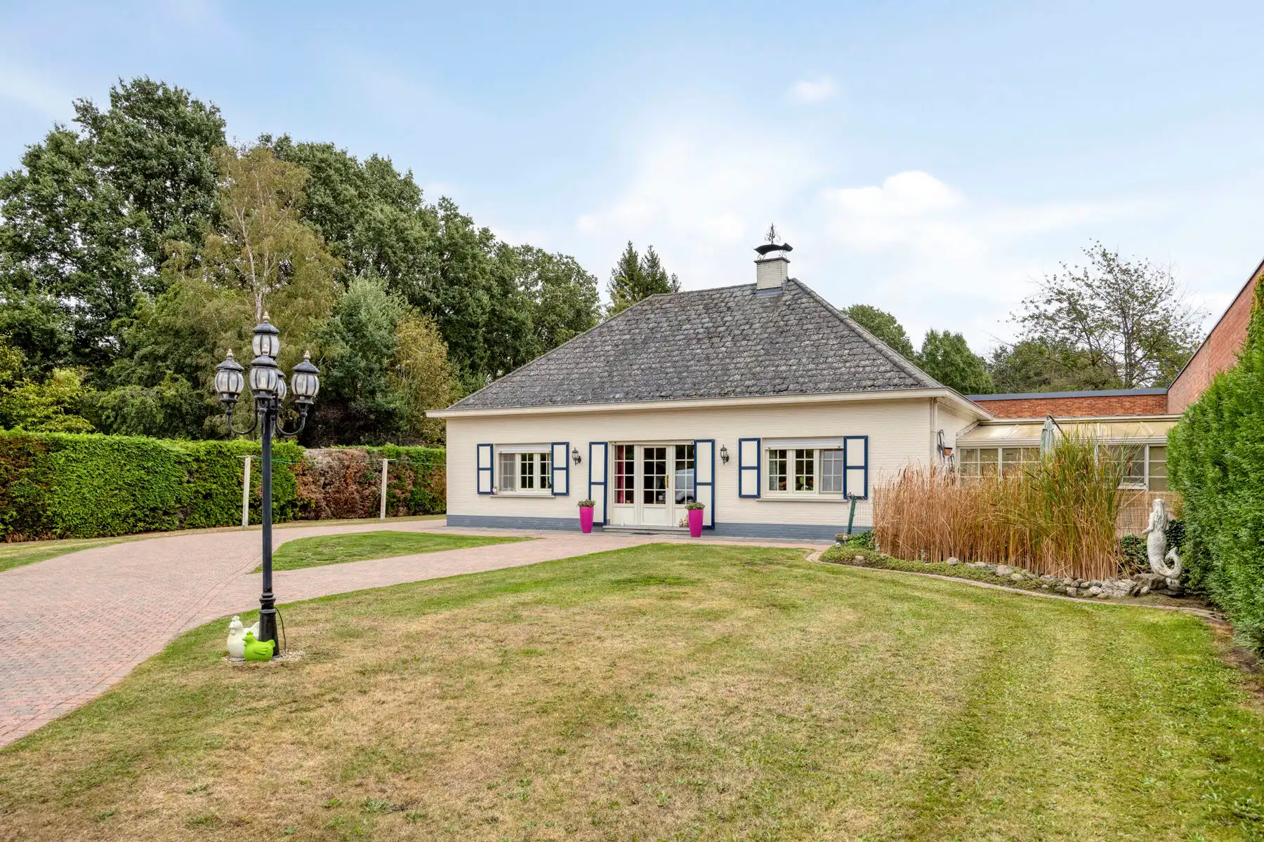 Achterliggende gelijkvloerse woning op mooi perceel foto 2