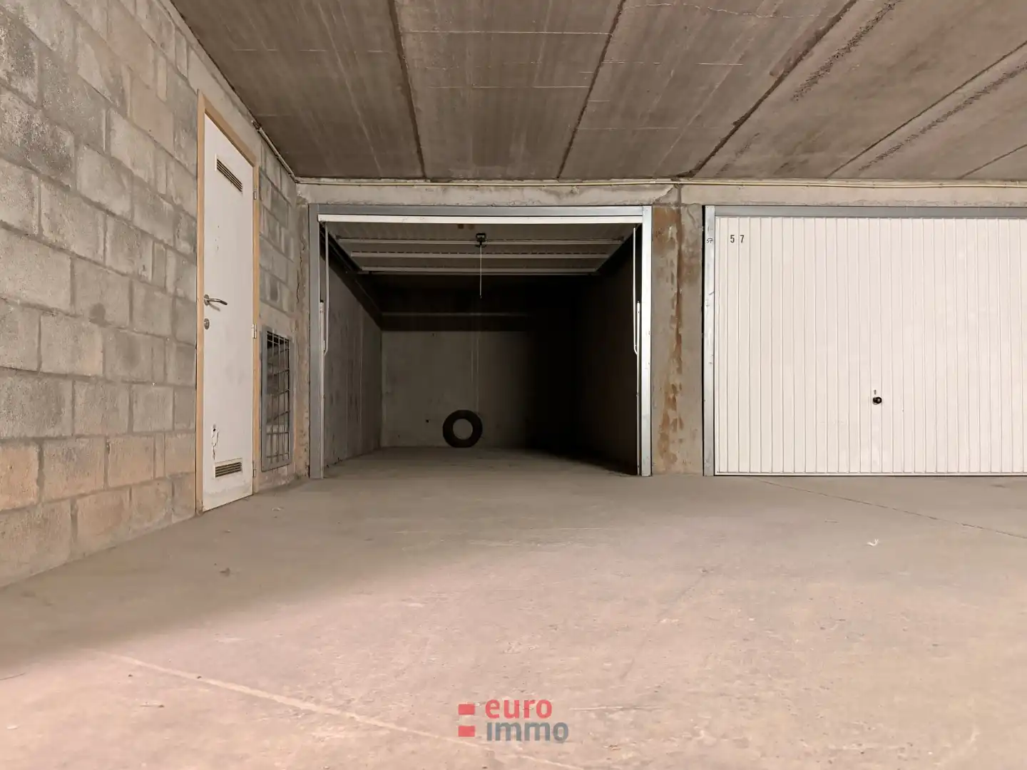 Goed gelegen garagebox vlak aan de Zeedijk van Nieuwpoort te koop! foto 3