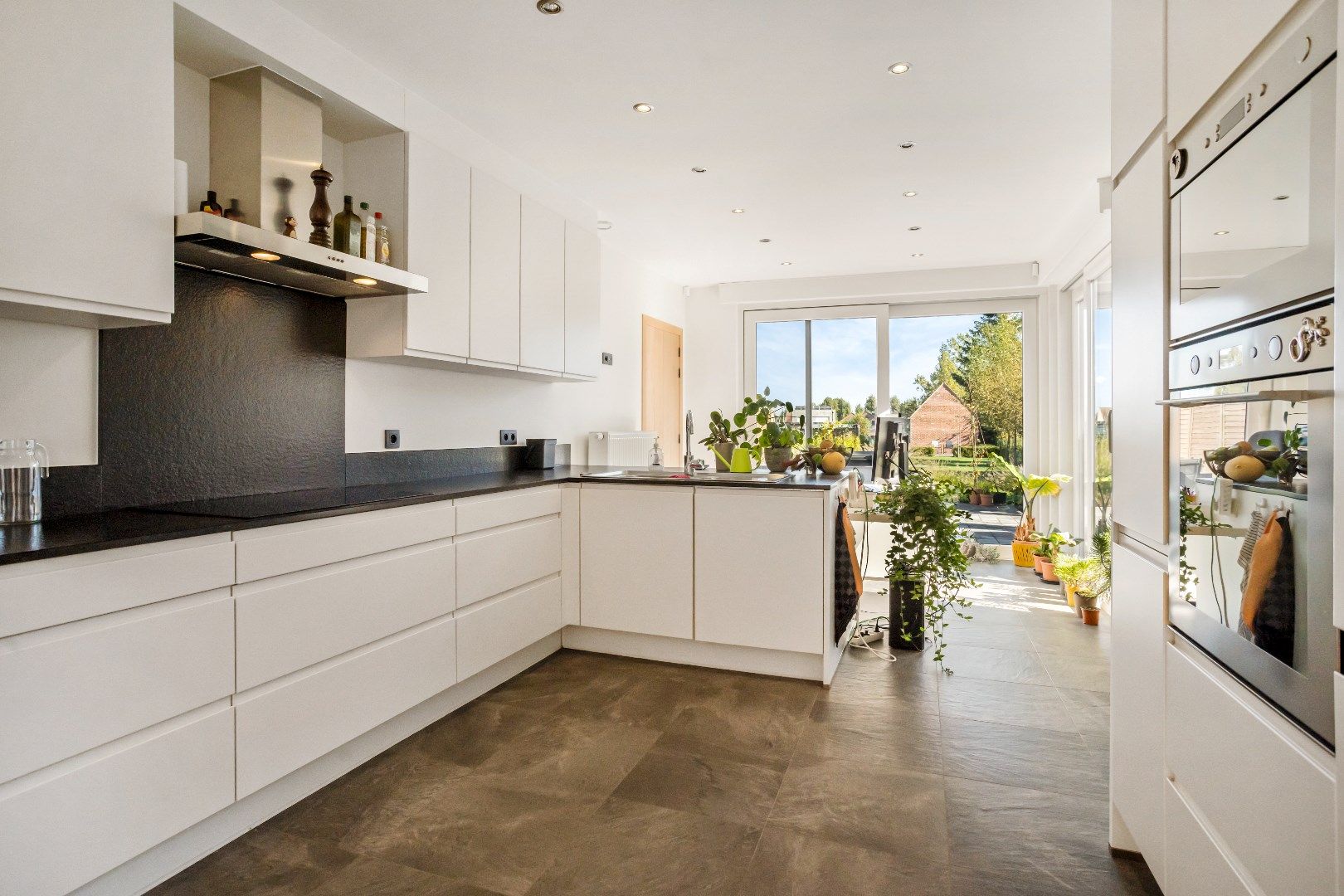 Deze prachtige woning werd 10 jaar geleden volledig gerenoveerd en biedt een moderne en comfortabele leefomgeving. foto 7