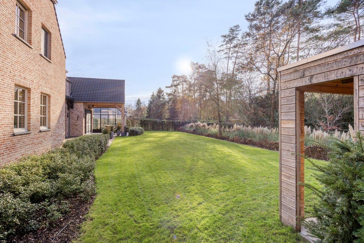 Ruim ingedeelde en kwalitatief afgewerkte villa op een mooi perceel met naastgelegen bouwgrond. foto 39