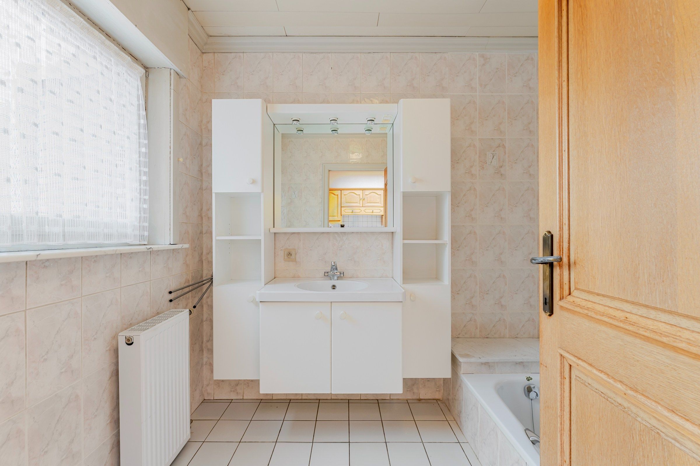 INSTAPKLARE WONING MET UITWEG EN GARAGE foto 11
