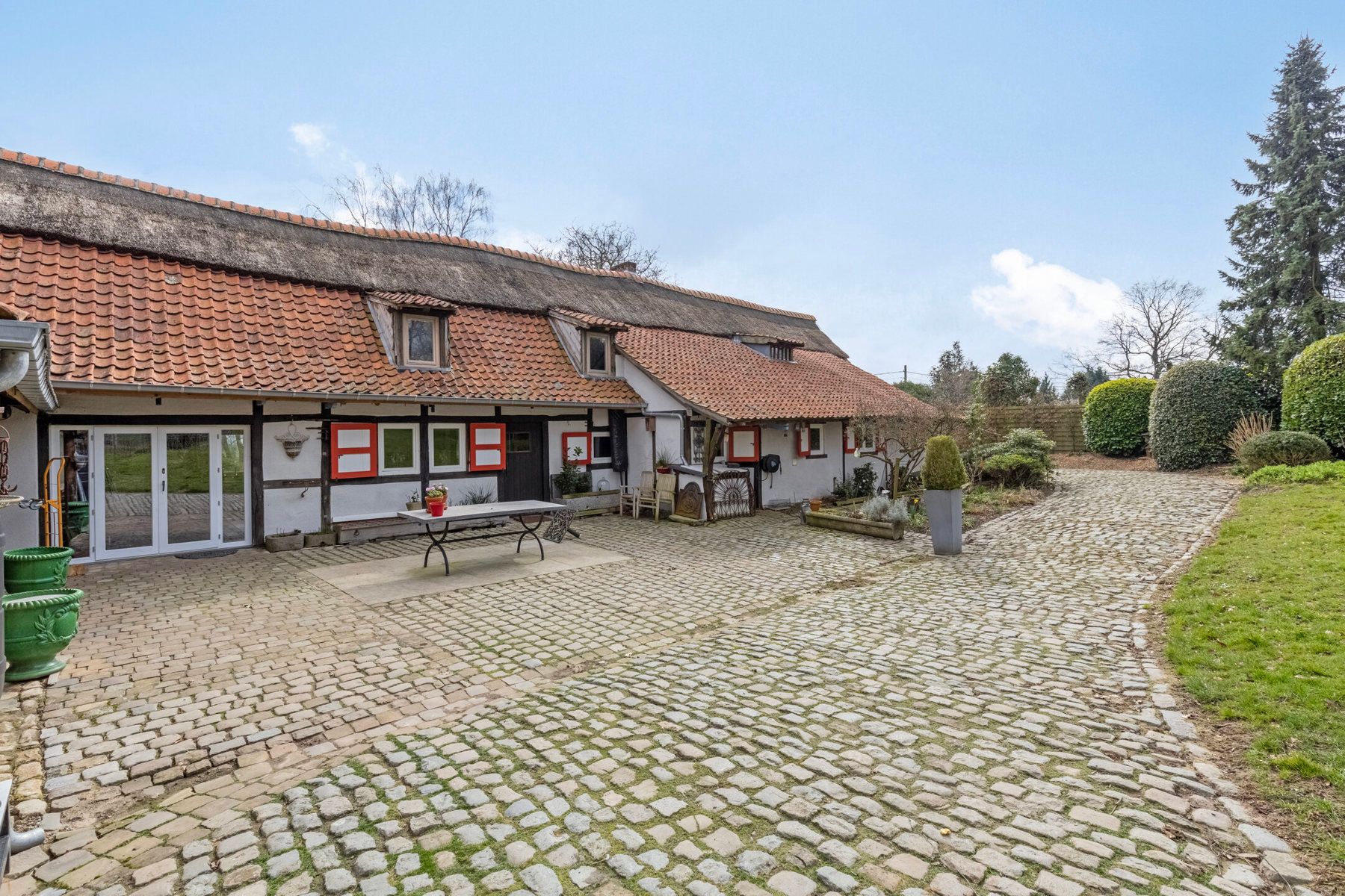 Idyllisch en karaktervol landhuis omgeven door weilanden foto 6