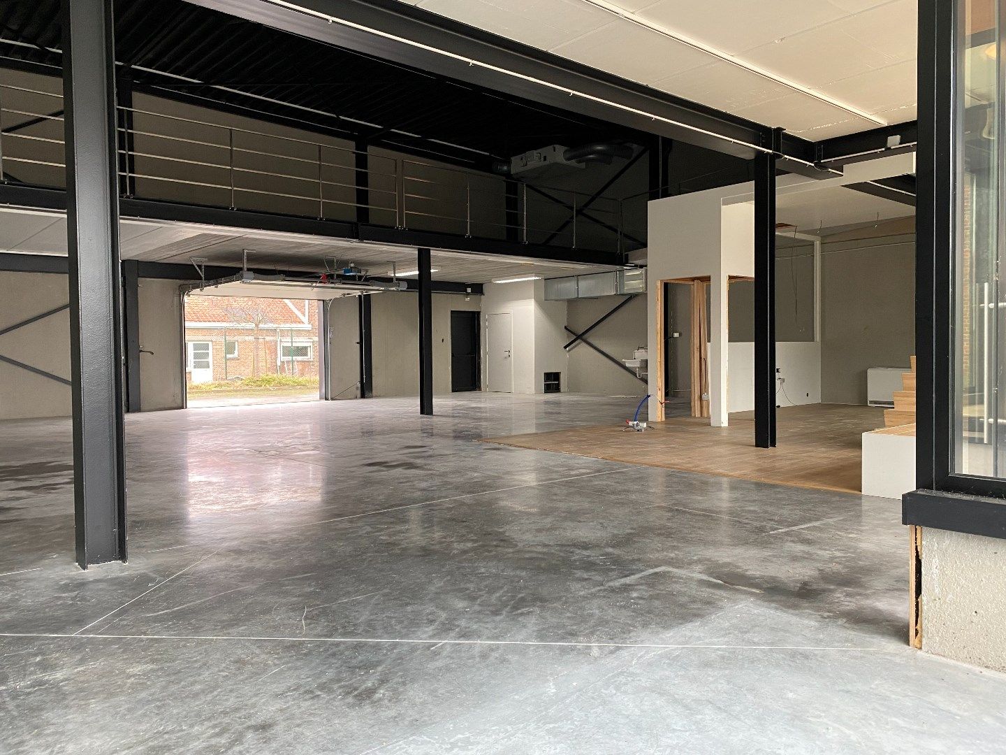 Baanwinkel / showroom op commerciële ligging met grote visibiliteit foto 7