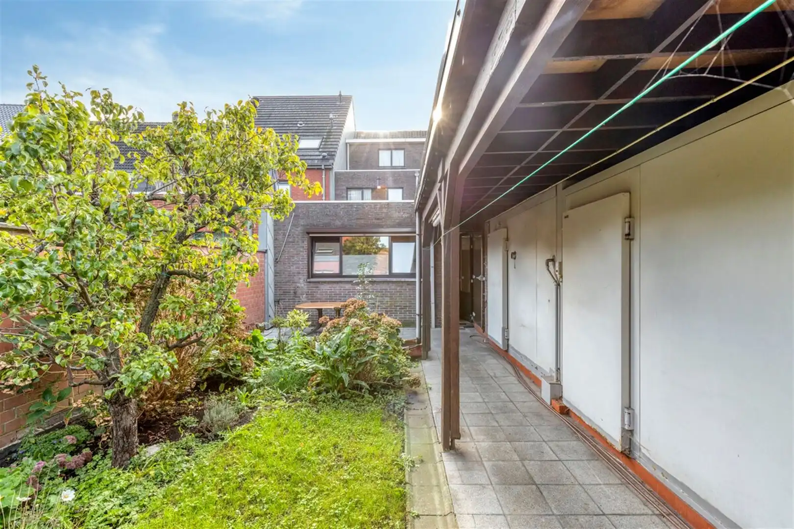 op te frissen ééngezinswoning met tuin en dubbele garage. Vroegere slagerij met woonst. foto 35