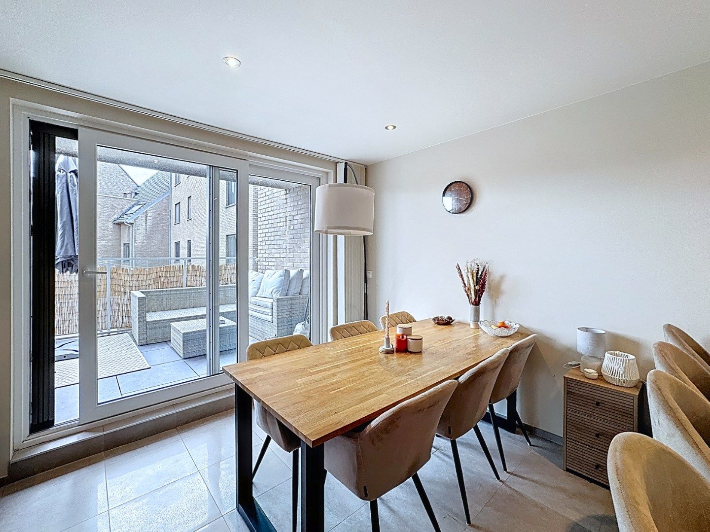 Recent en centraal gelegen app. met 2 slaapkamers, terras en autostandplaats foto 3