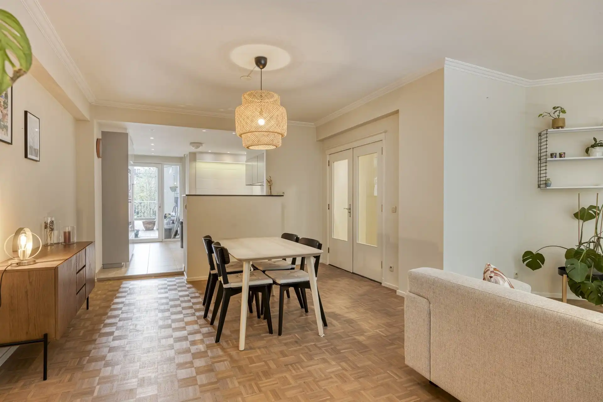 Appartement te koop met 2 slaapkamers en terras in Berchem!  foto 5