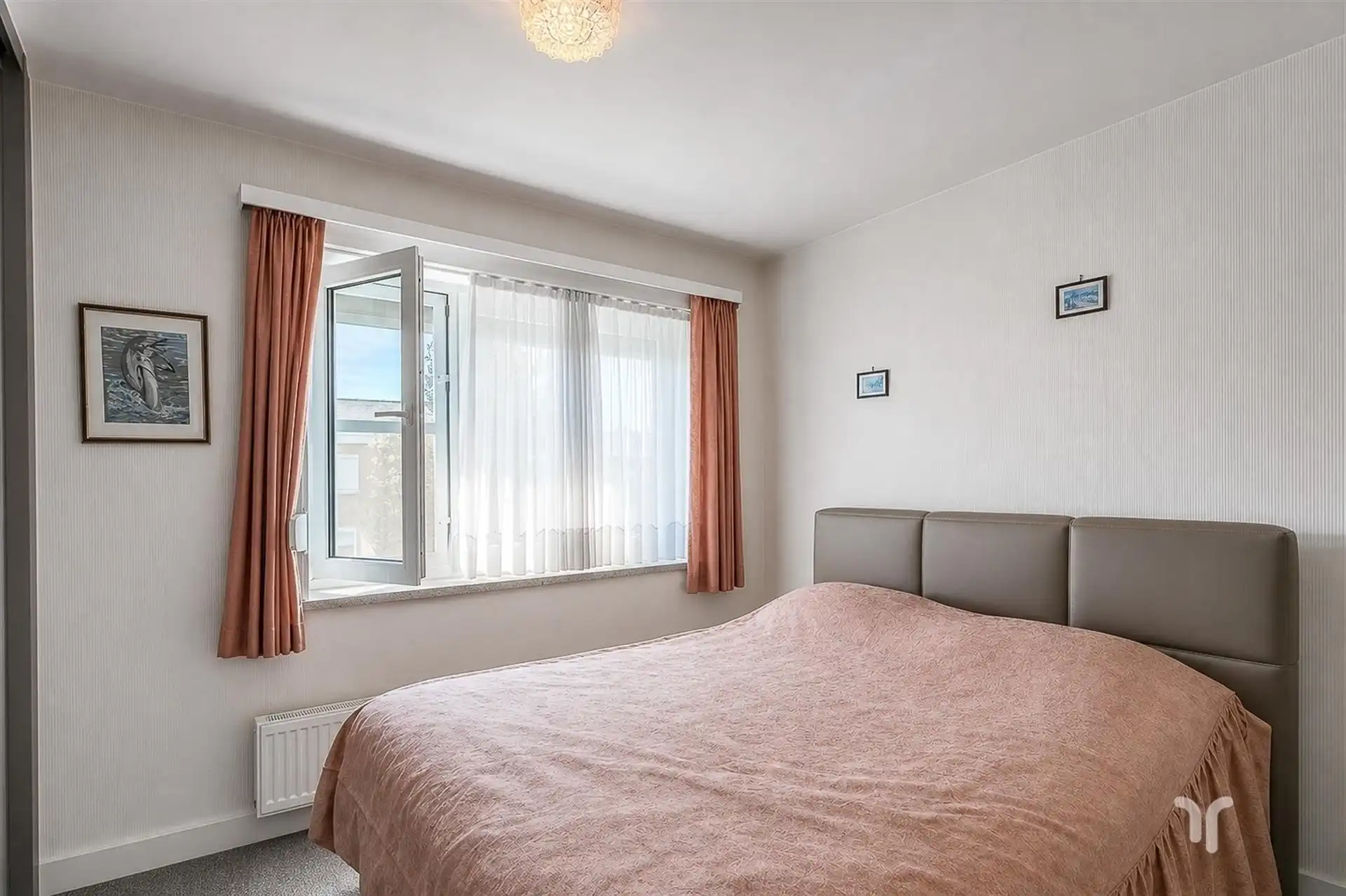 Verzorgde woning met 3 slaapkamers en aparte garage op een rustige ligging. foto 6