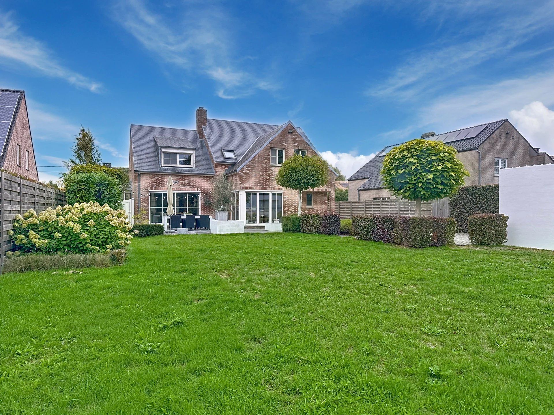 Prachtige landelijke gelegen vrijstaande woning uit 2001, gelegen op een perceel van 16a 43ca. Deze woning biedt comfort, ruimte en privacy met hoogwaardige afwerking en moderne gemakken. foto 47