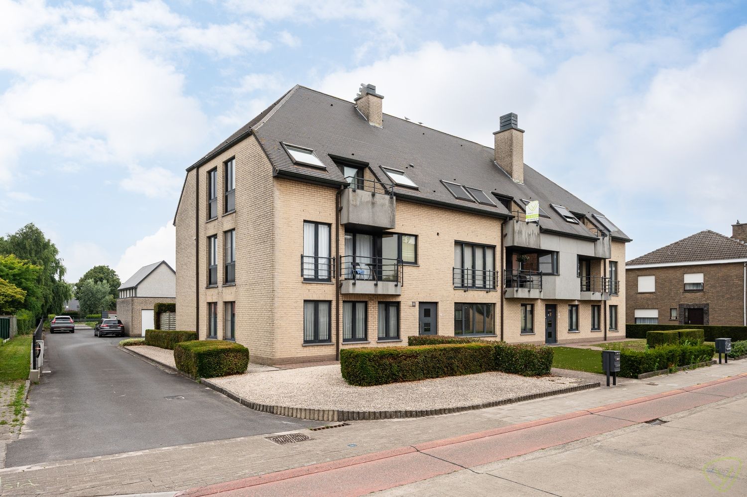 Instapklaar duplex-appartement met terras en garage in Adegem foto 20