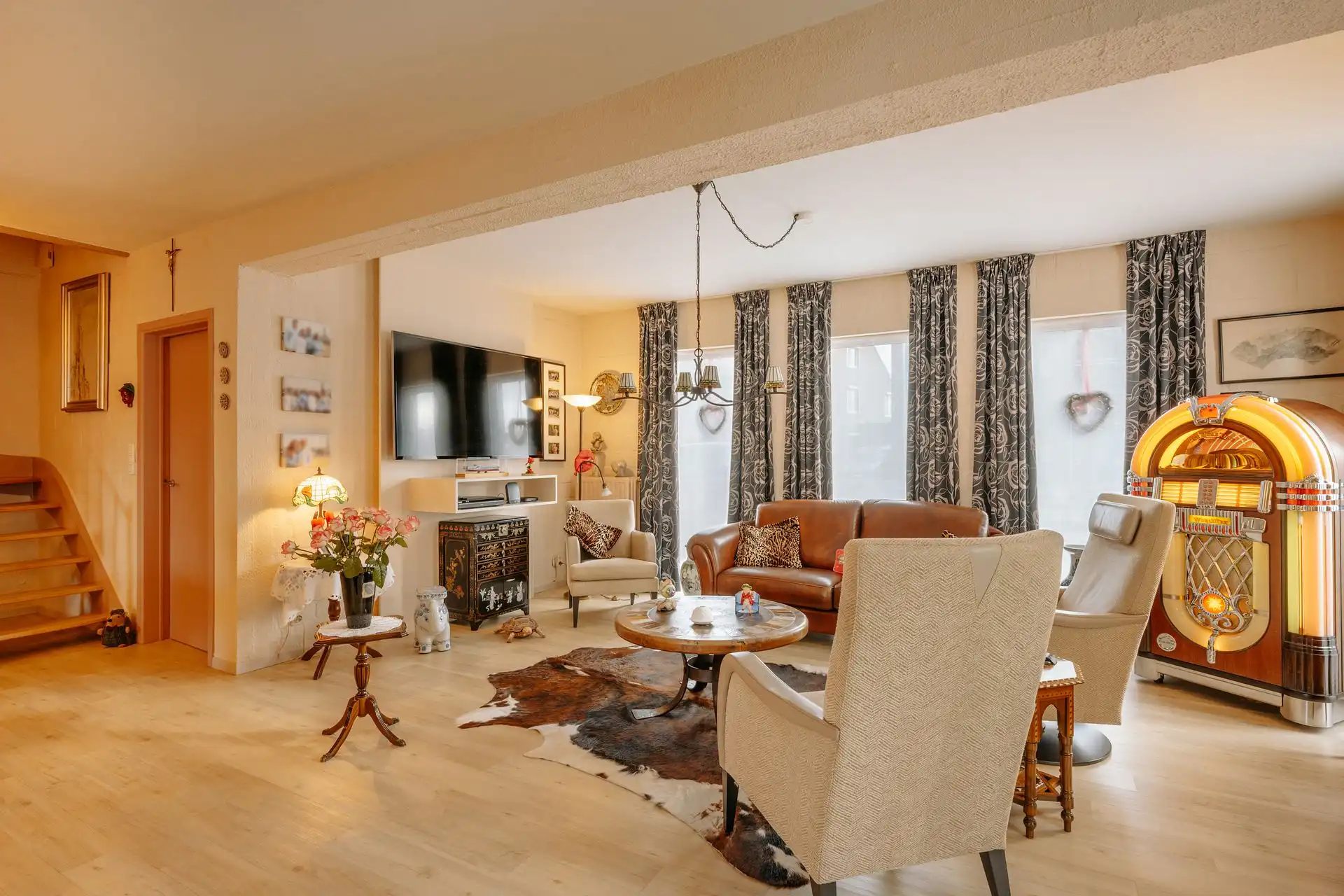 Stijlvolle halfopen woning met grote tuin en zwembad! foto 2