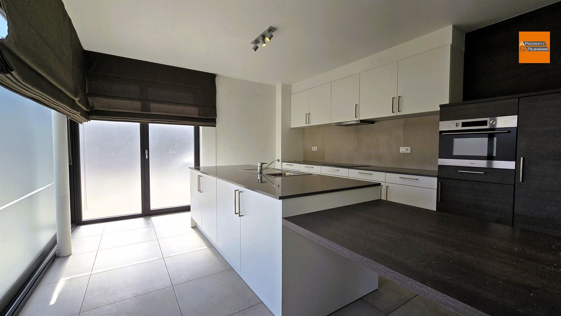  Gelijkvloersappartement met 2 slaapkamers, tuin, berging en parking foto 2