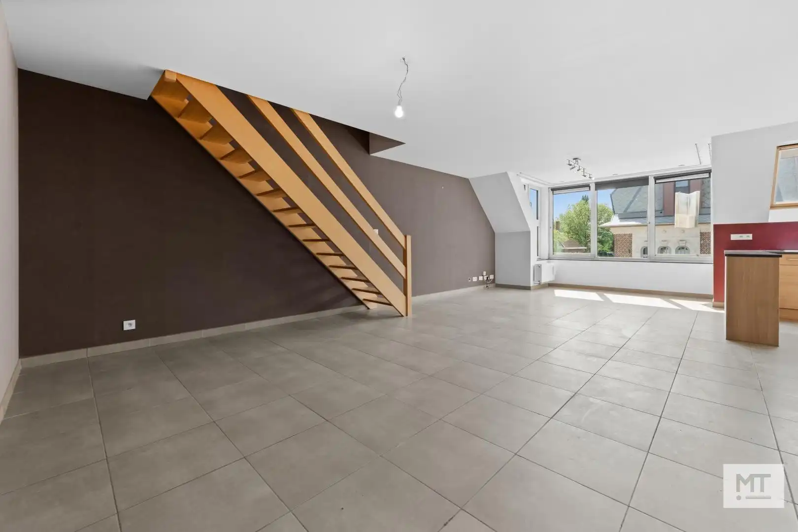 Ruim appartement (109 m²) met 2 slaapkamers en garage te koop in de dorpskern van Beselare foto 4