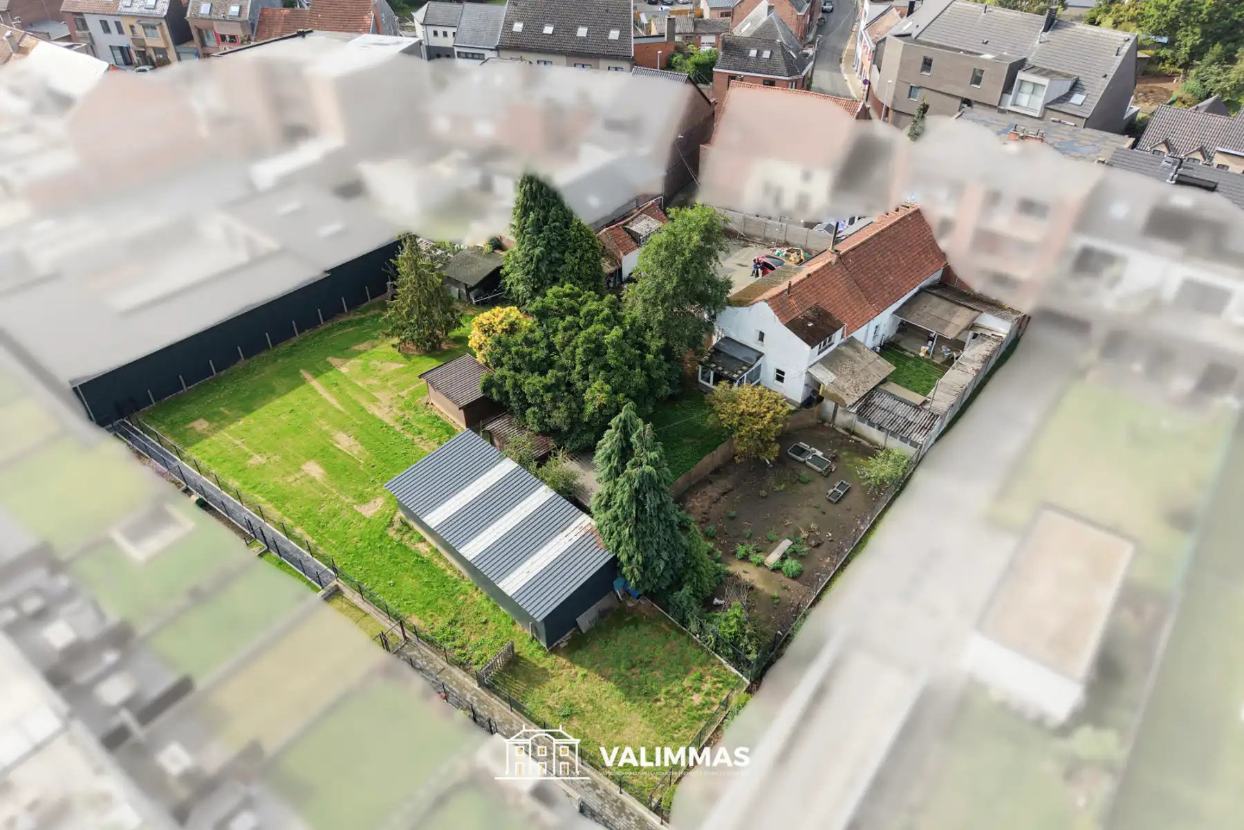 Ruime, nog te renoveren hoeve met tuin, garage & bijgebouwen foto 7