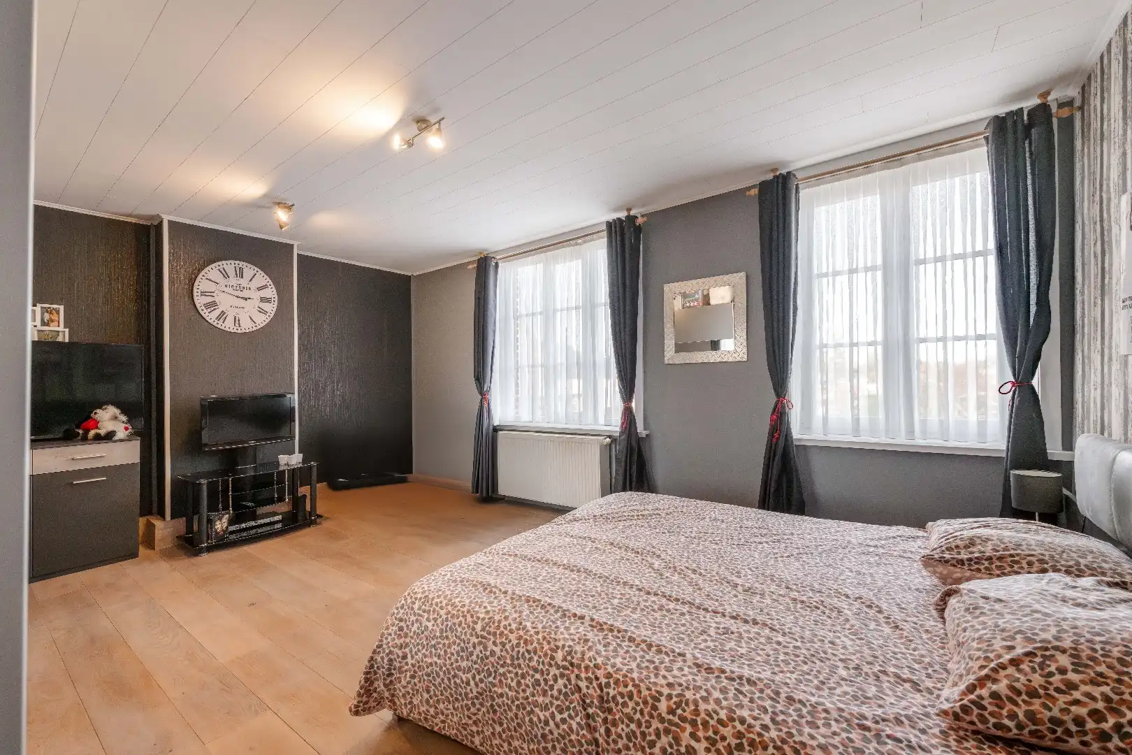 GROTENDEELS GERENOVEERDE GEZINSWONING 2006 MET 3 SLPKS EN TUIN foto 13