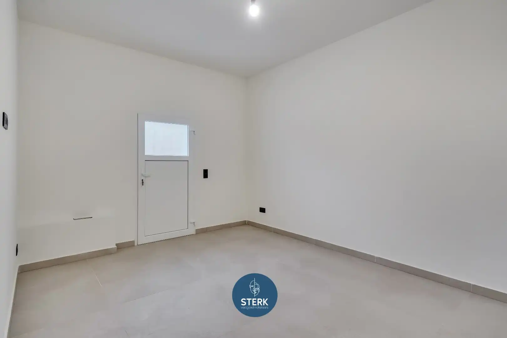 MODERN GERENOVEERDE GEZINSWONING MET 5 SLPKS + 2 BADKAMERS TE LANAKEN !  foto 13