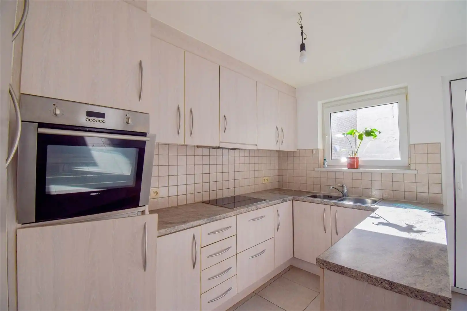 Instapklaar gelijkvloers appartement met ruim terras foto 4