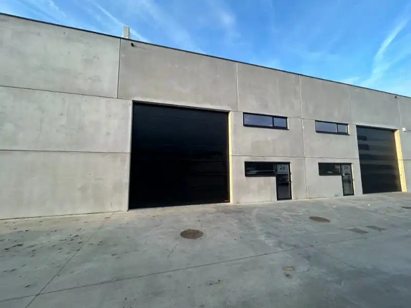 KMO-unit van 253 m² met kantoor en parking – topligging!! foto {{pictureIndex}}
