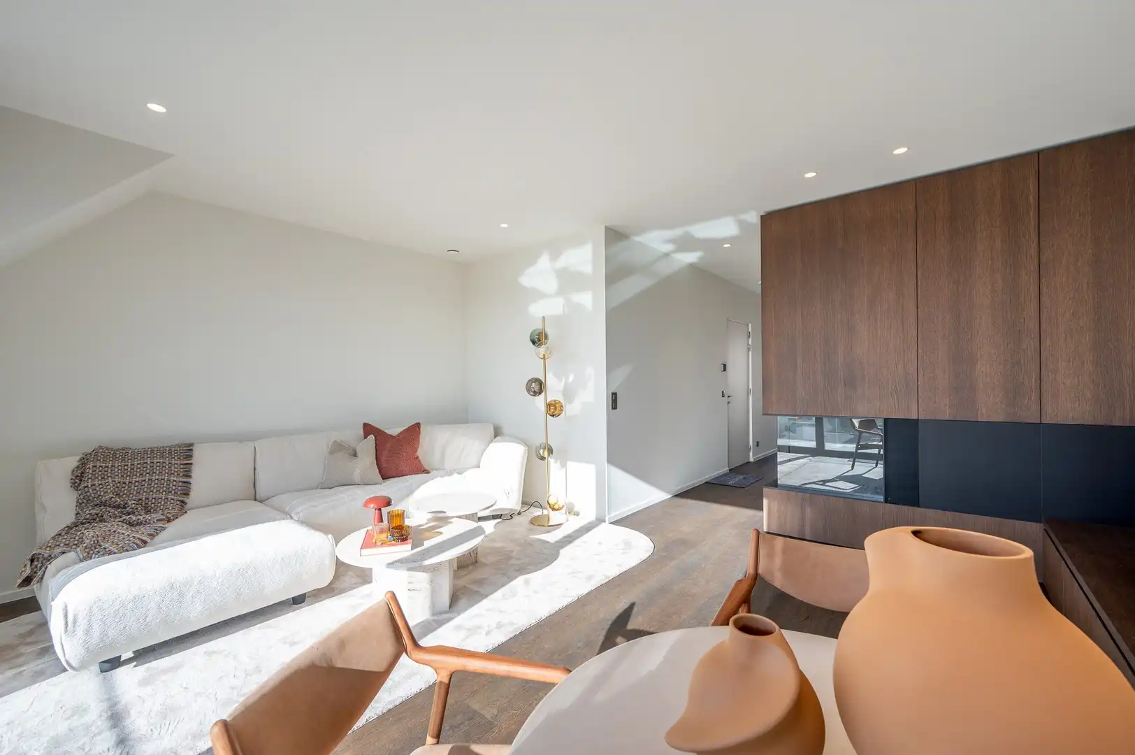 Nieuwbouwappartement gelegen in hartje het Zoute met een prachtig open zicht op de villa's. foto {{pictureIndex}}