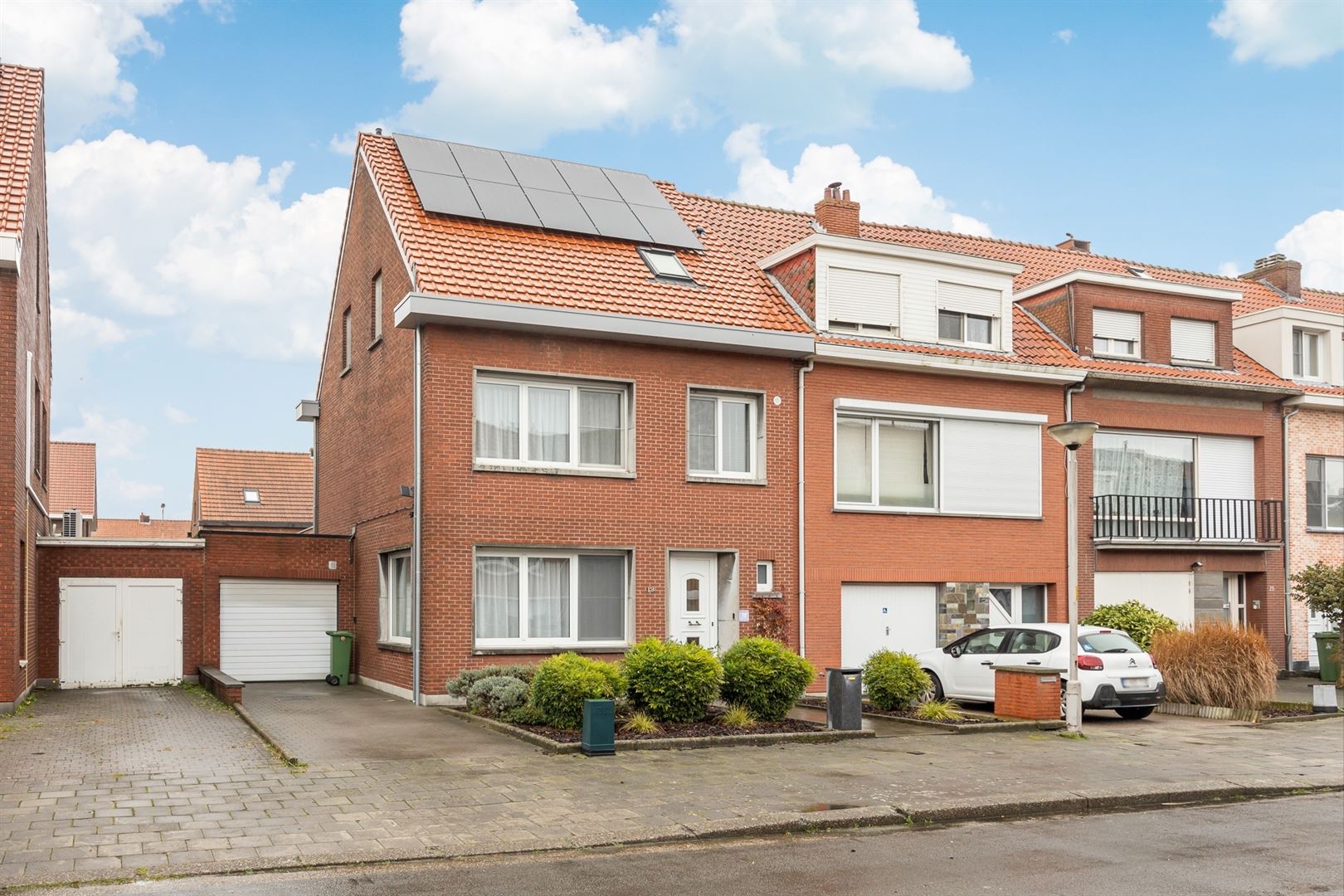 Ruime halfopen woning met tuin, garage en 4 slaapkamers foto {{pictureIndex}}