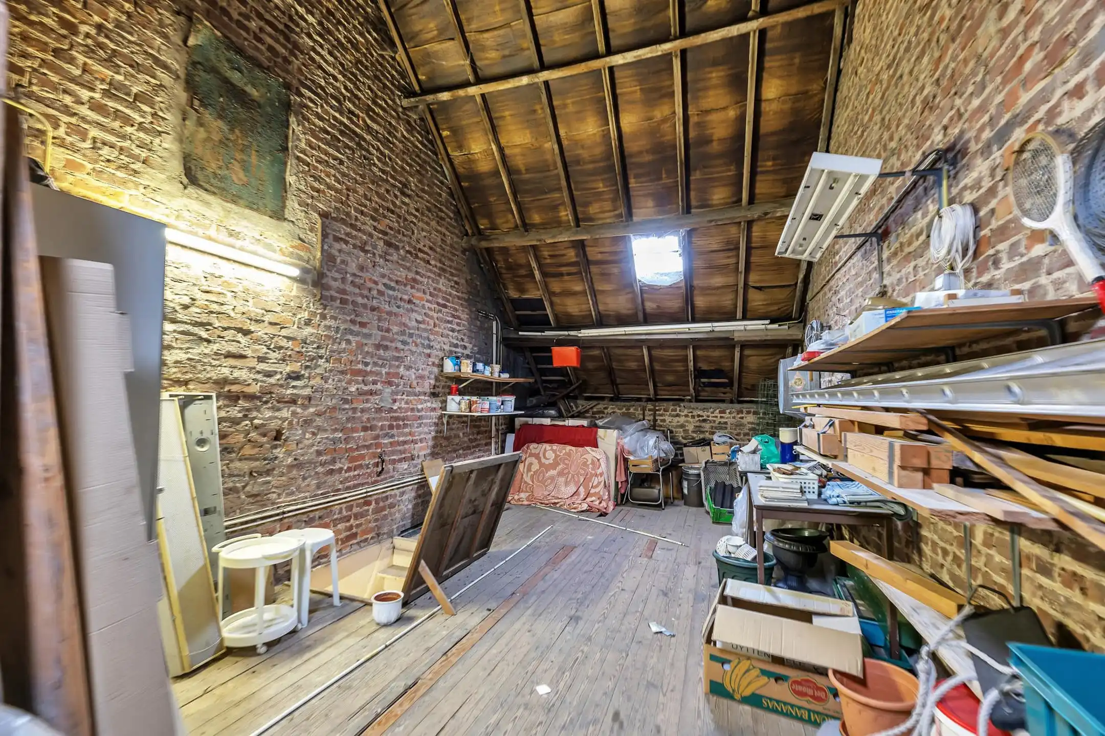 Ruime te renoveren woning met garage en veel potentieel foto 21