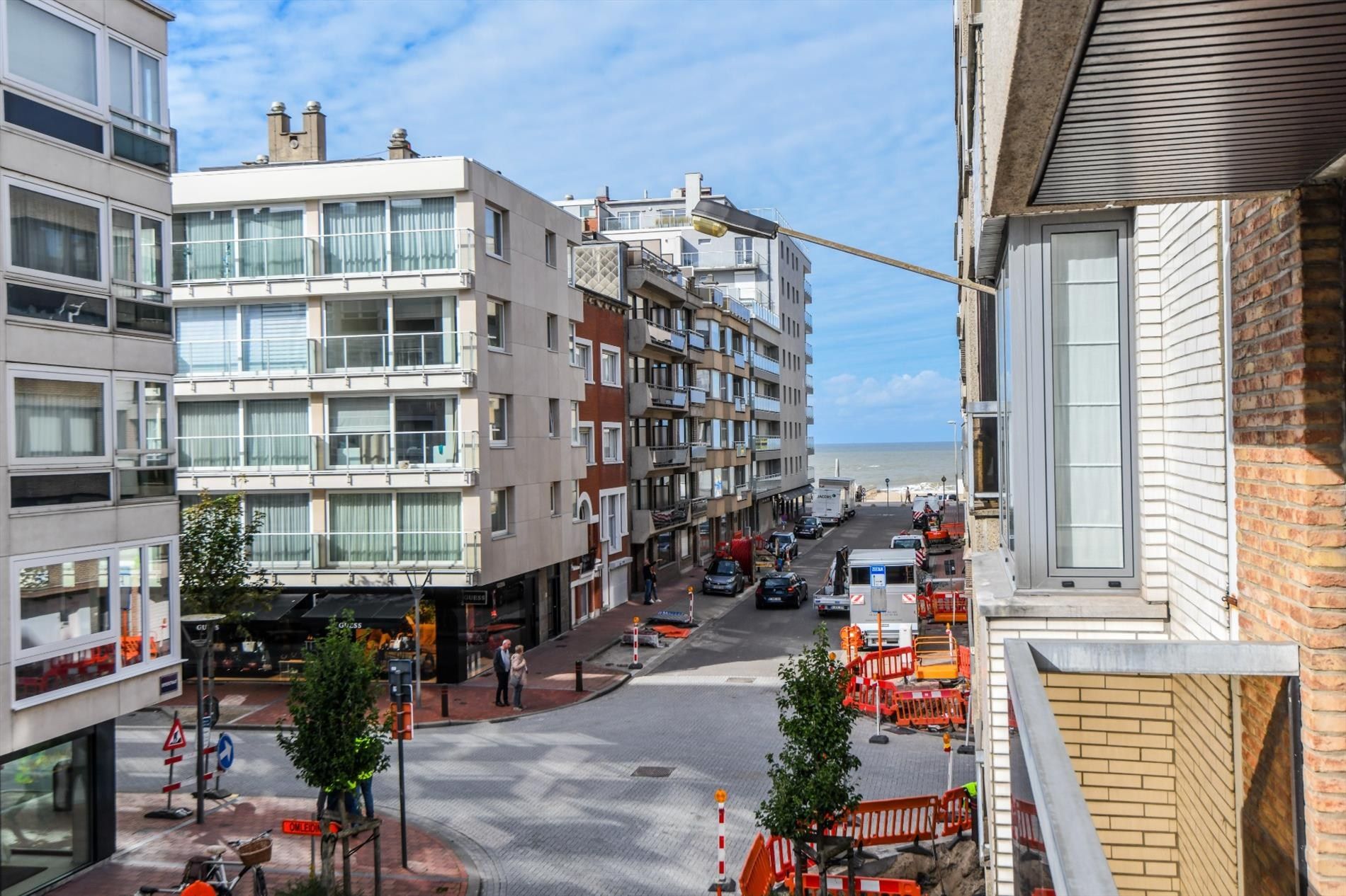 Zeer zonnig  appartement op enkele passen vande zeedijk vlakbij de Kustlaan. Inpandige parking mogelijk.  foto 2