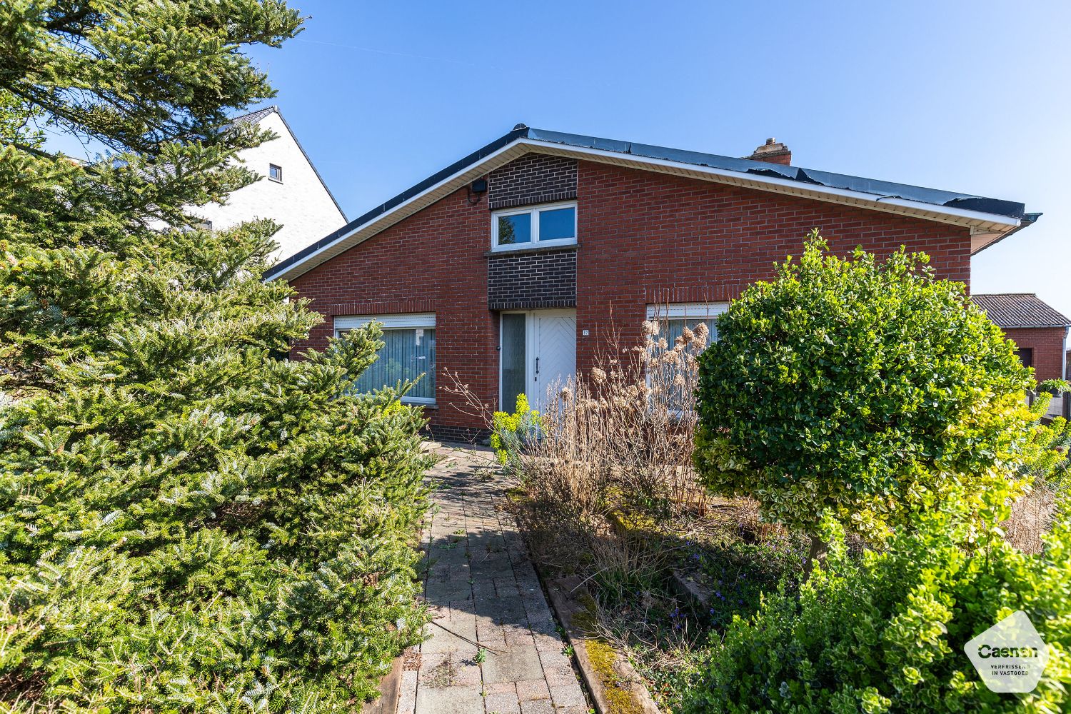 UITNODIGENDE BUNGALOW met 3 mooie slaapkamers, garage en een perceel van 1238 m² foto 5