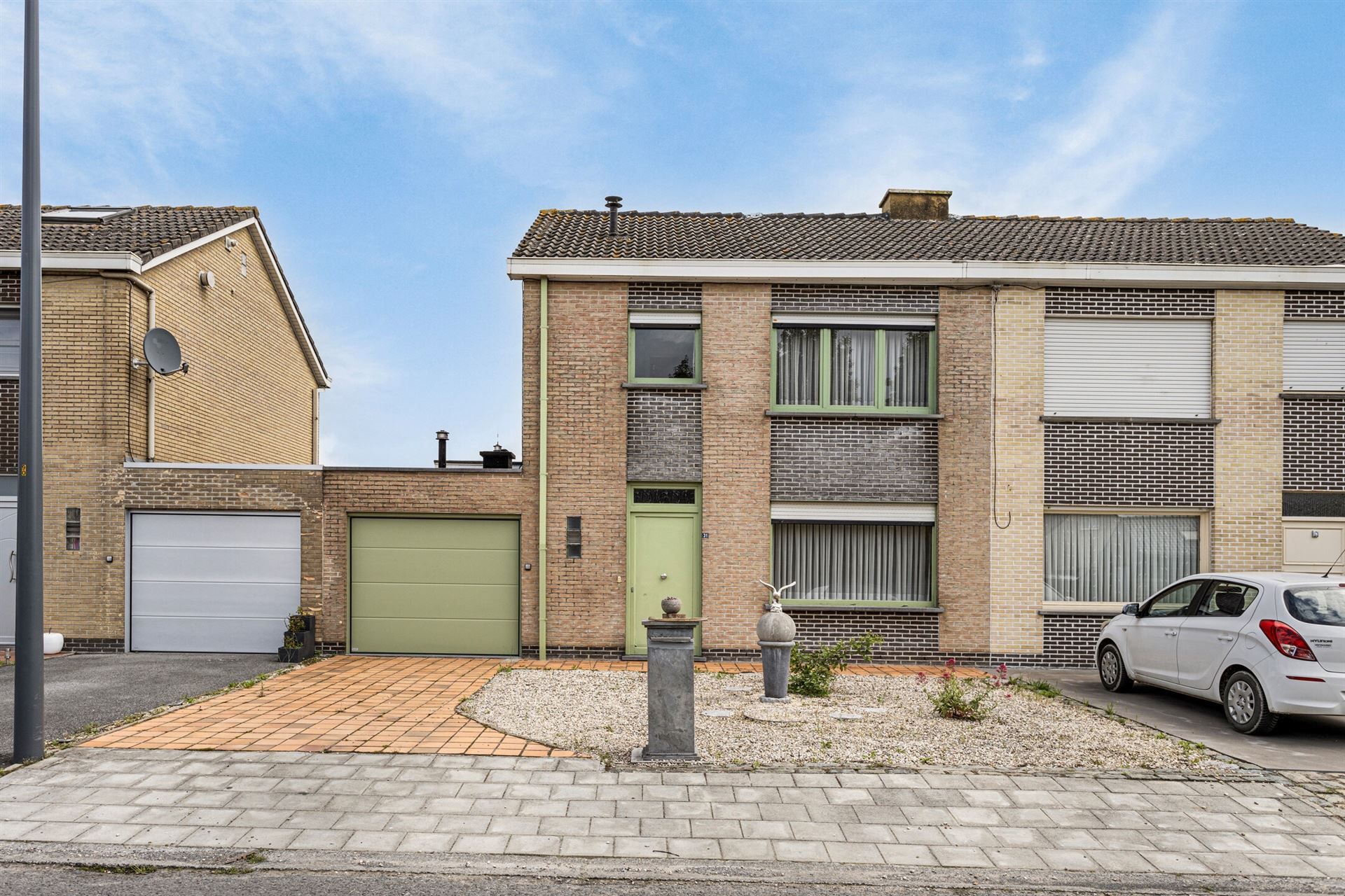 Ruim huis met garage en drie slaapkamers. foto 1