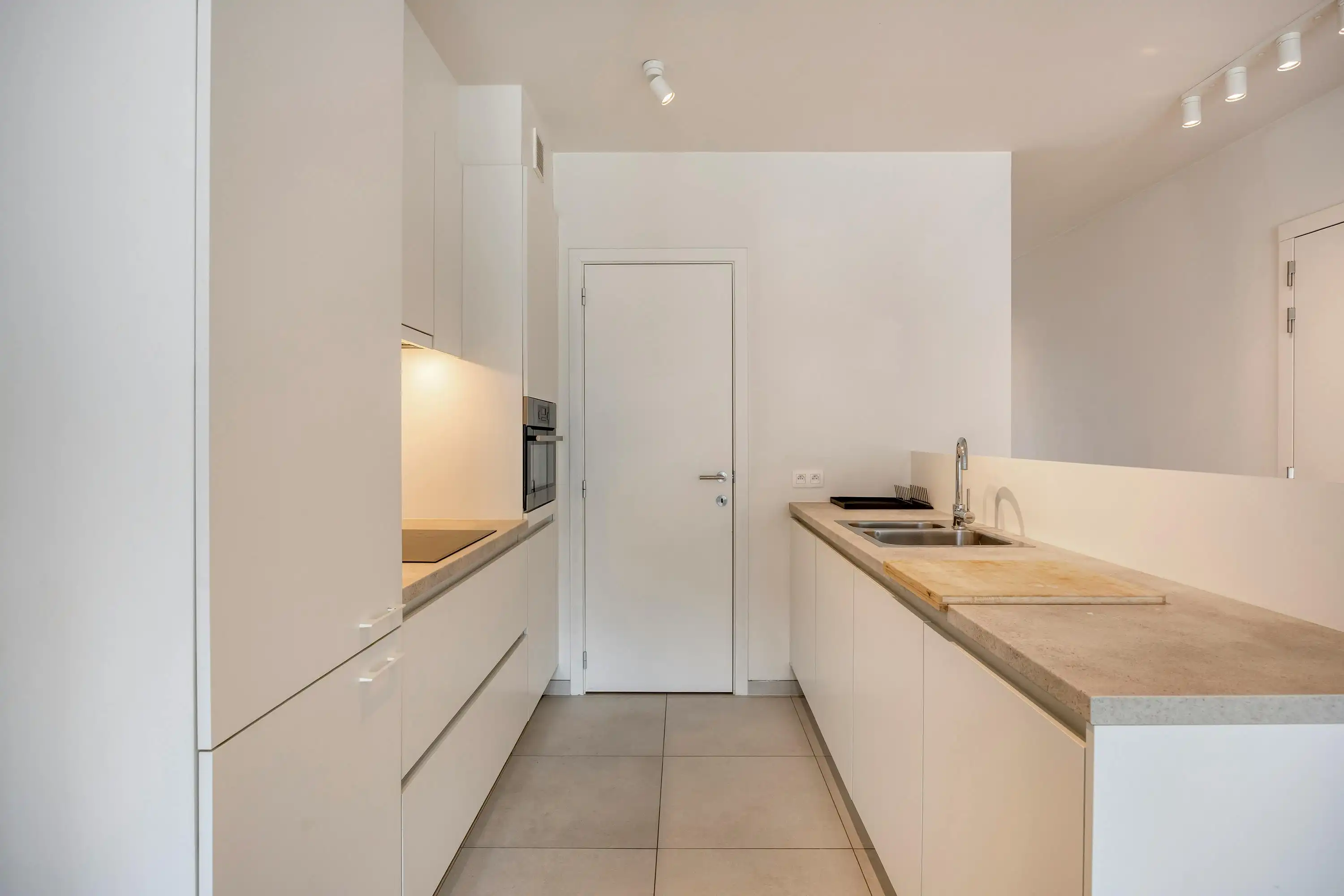 Recent appartement met twee slaapkamers en terras te koop in Berchem foto 6
