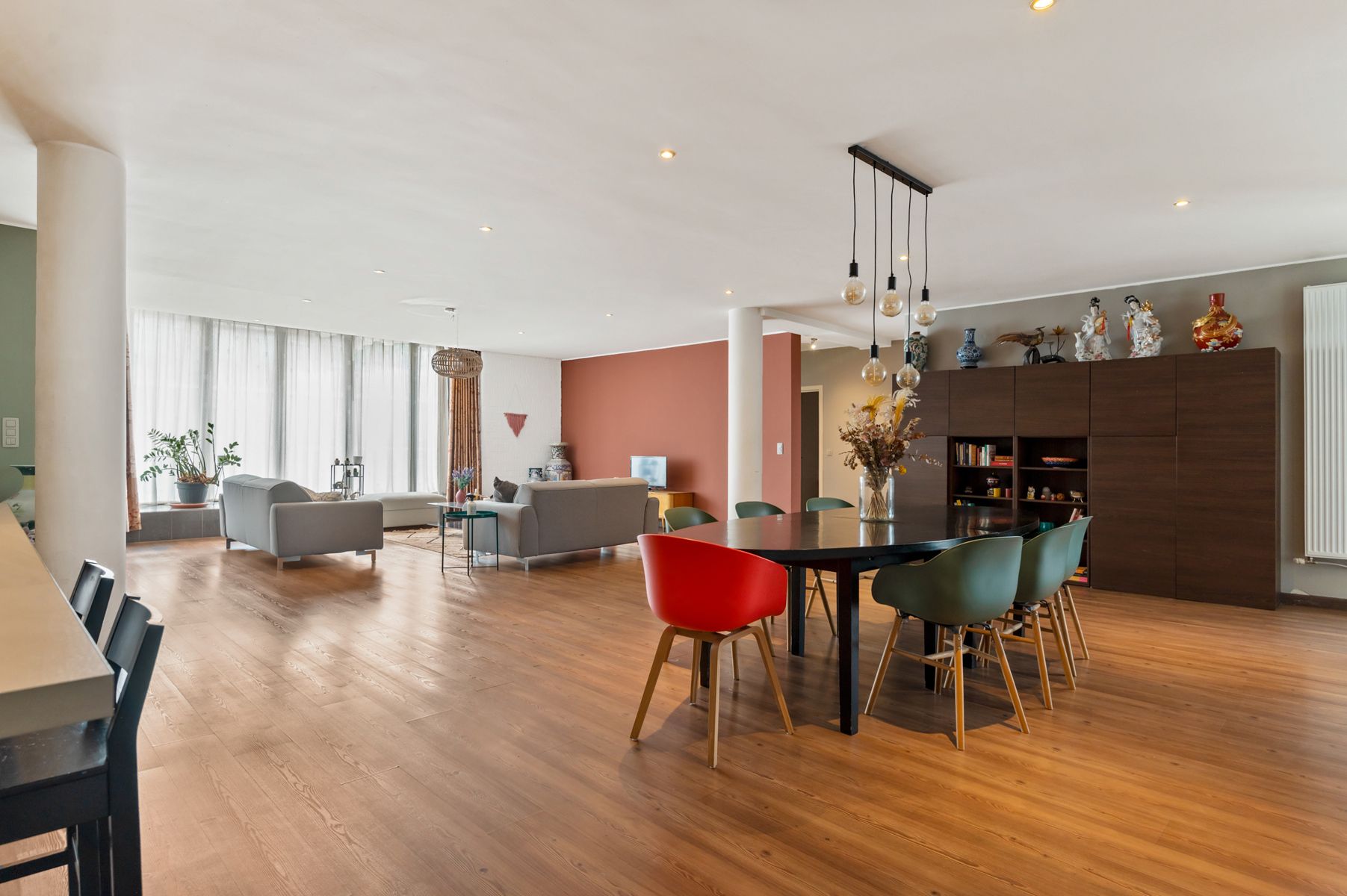 Zeer ruime gerenoveerde loft met staanplaats  foto 2