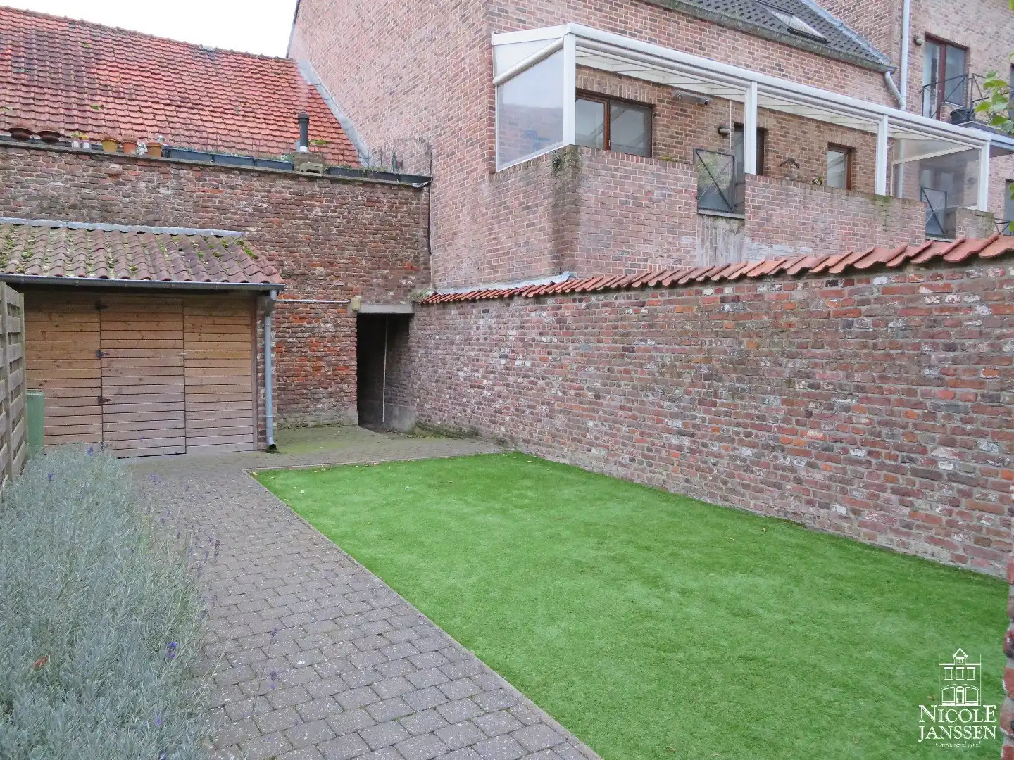 Charmant stadshuisje met drie slaapkamers en tuintje foto 17