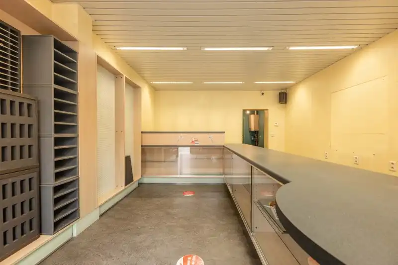 Commerciële ruimte / kantoorruimte in het centrum van Sint-Eloois-Vijve! foto 4