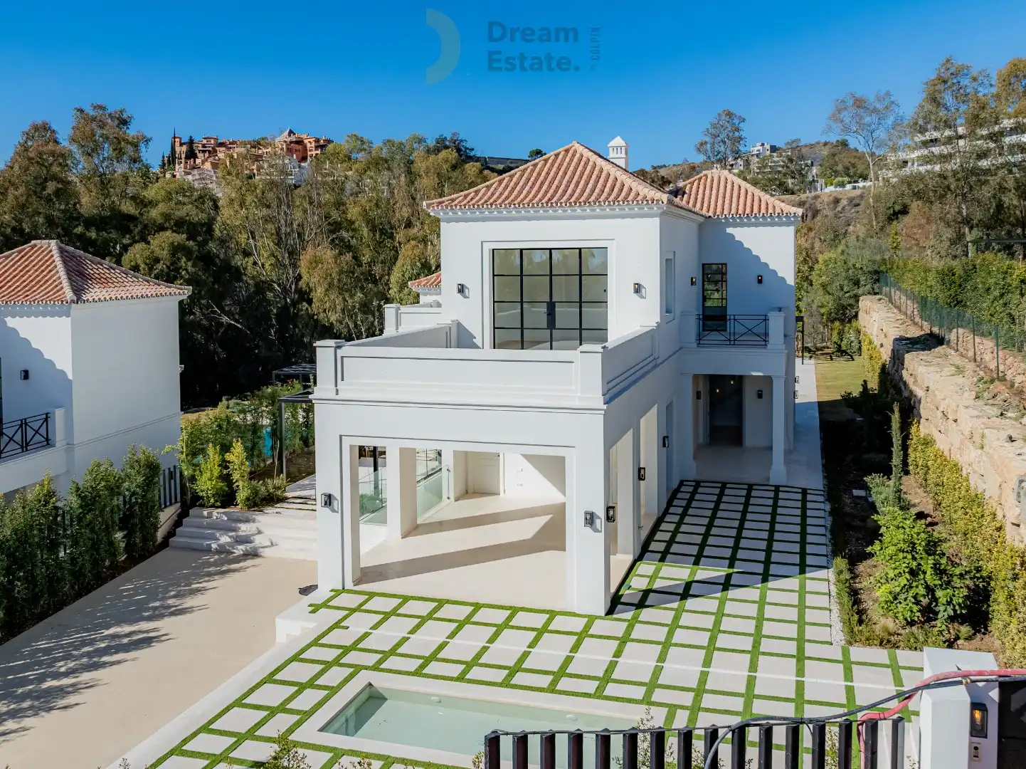 Prachtige villa met Franse provençaalse architectuur te Nueva Andalucia. foto {{pictureIndex}}