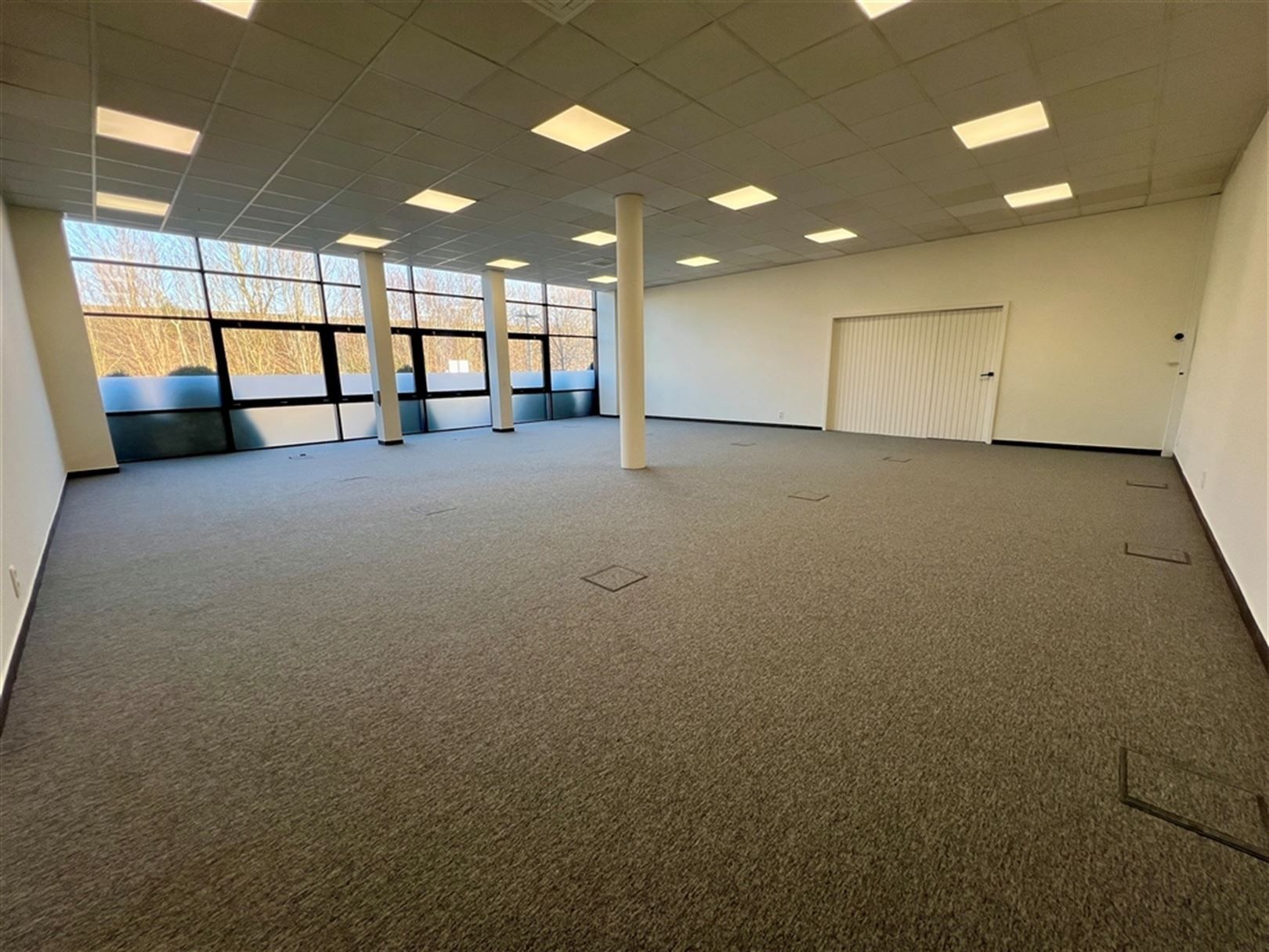 Vlot bereikbare kantoren aan op-en afrit van de E40 foto 14