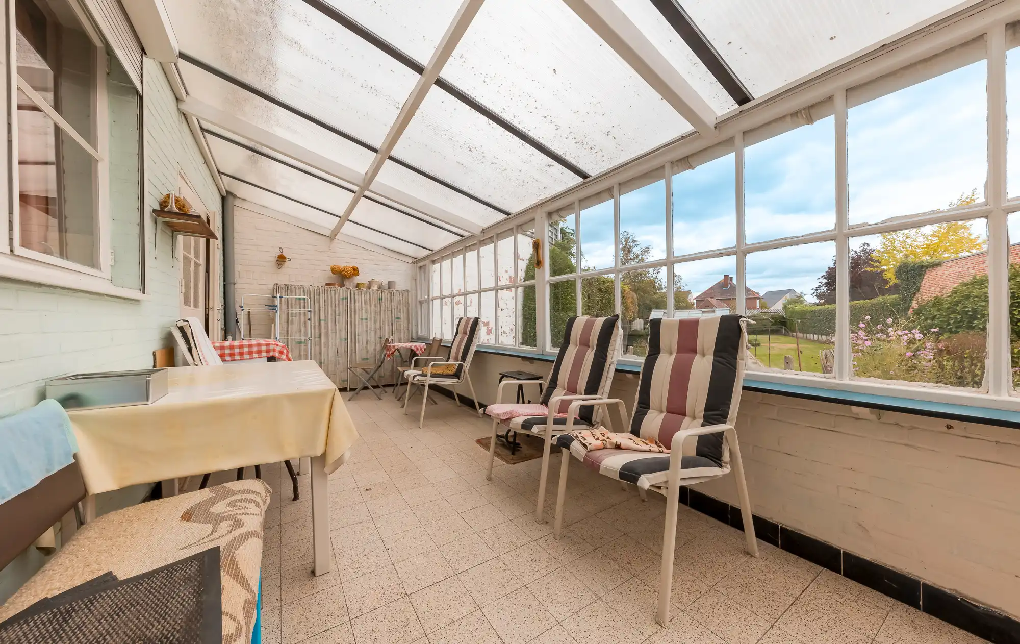 TE KOOP: Mooie op te frissen woning met 3 slaapkamers, garage en veel potentieel foto 9