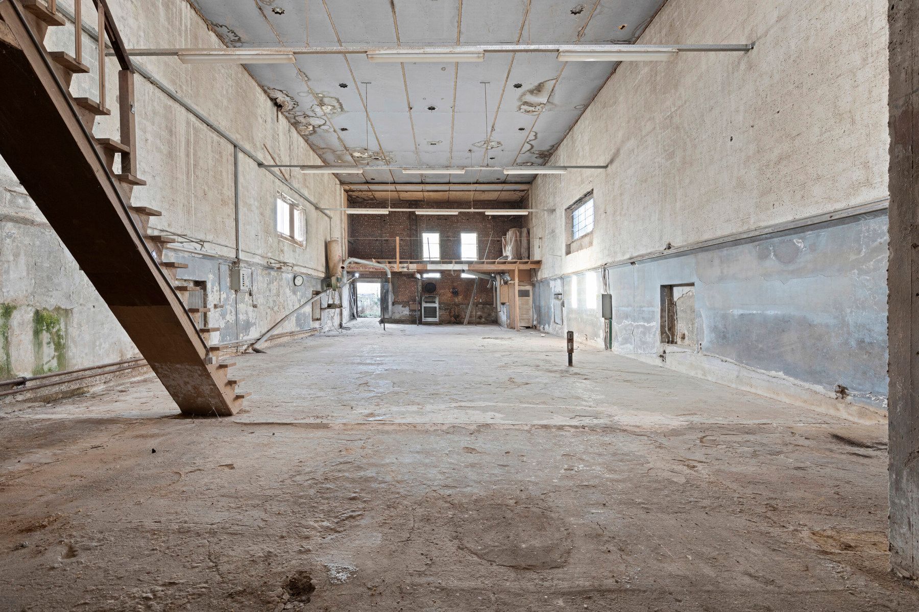 Ruim magazijn (433m² bruikbare oppervlakte) met oprit. foto 2