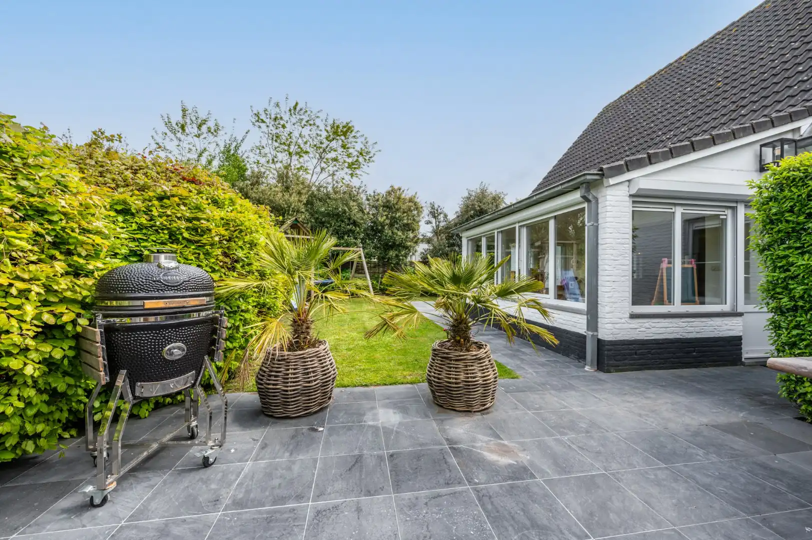 Karaktervolle alleenstaande ruime villa met rondom tuin op korte afstand van het strand  foto 4