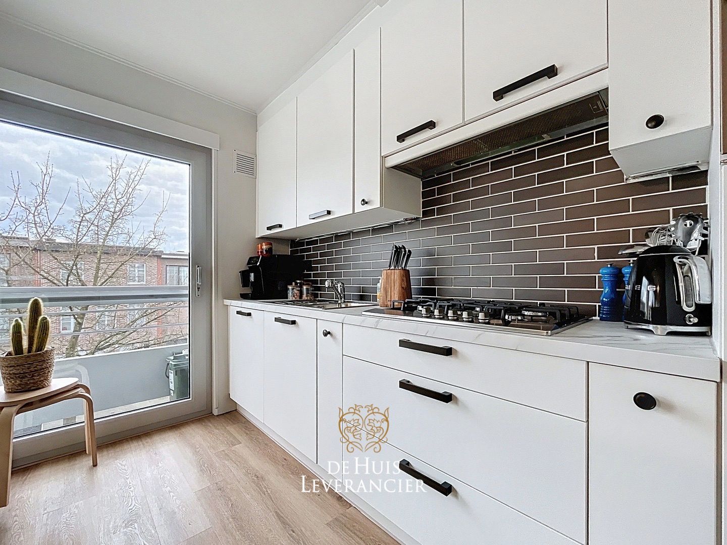 Gerenoveerd appartement met 2 slaapkamers, garagebox en berging te koop in Edegem foto 11