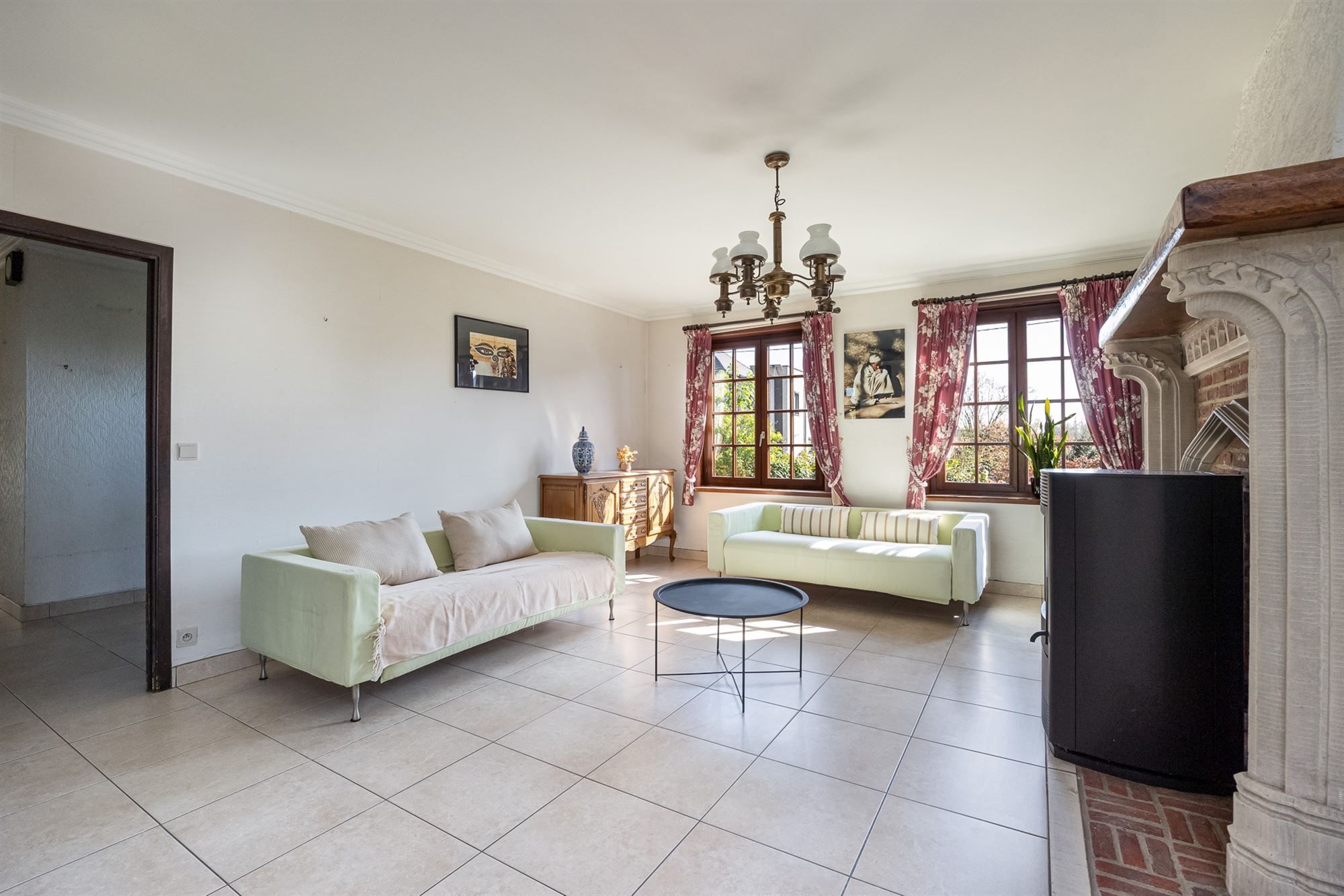 Open bebouwing met drie slaapkamers en grote tuin foto 4