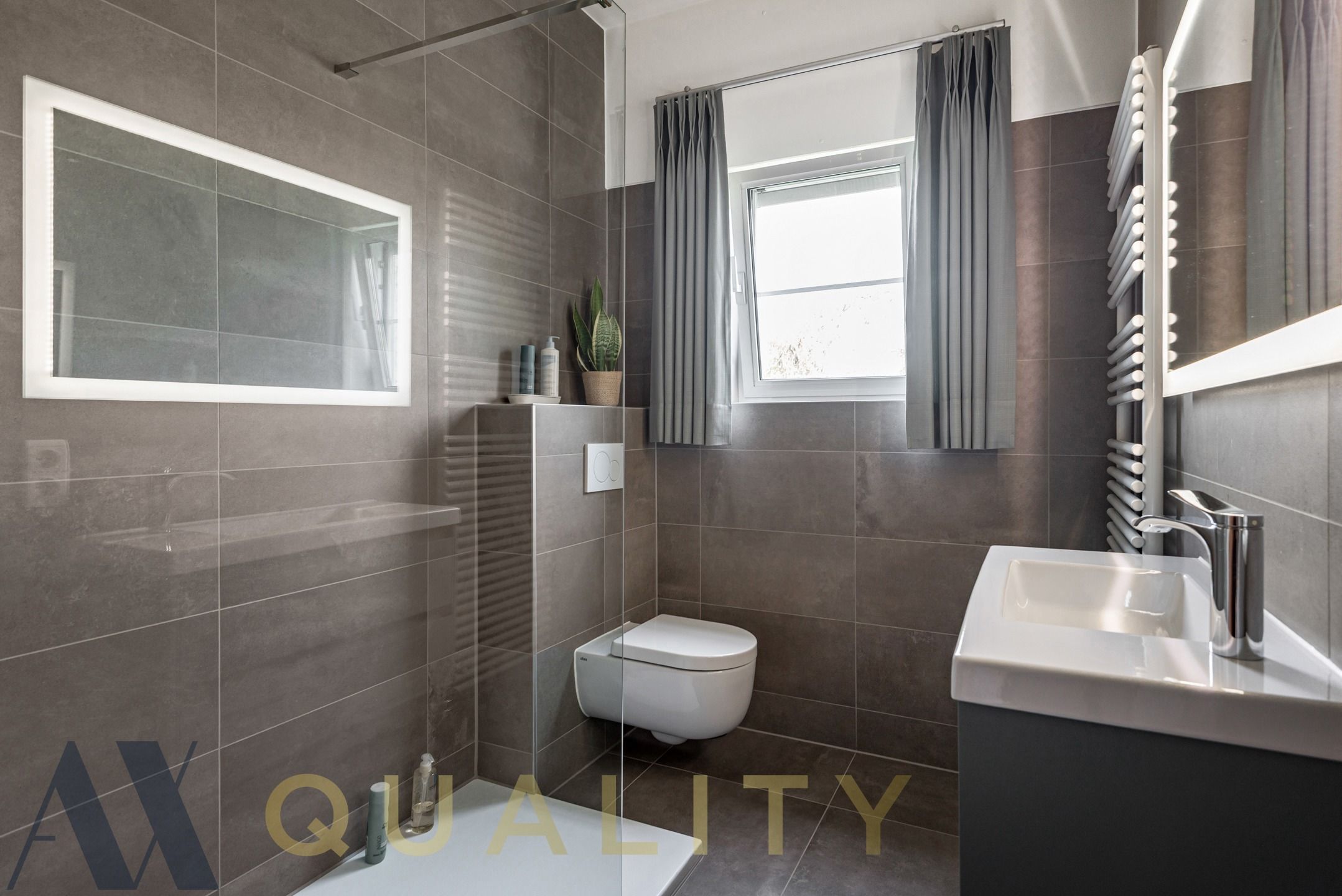 Instapklare villa/bungalow met aansluitend een kantoorruimte/handelsgelijkvloers op ruim perceel van +/- 30 are. Meerdere parkeerplaatsen foto 11