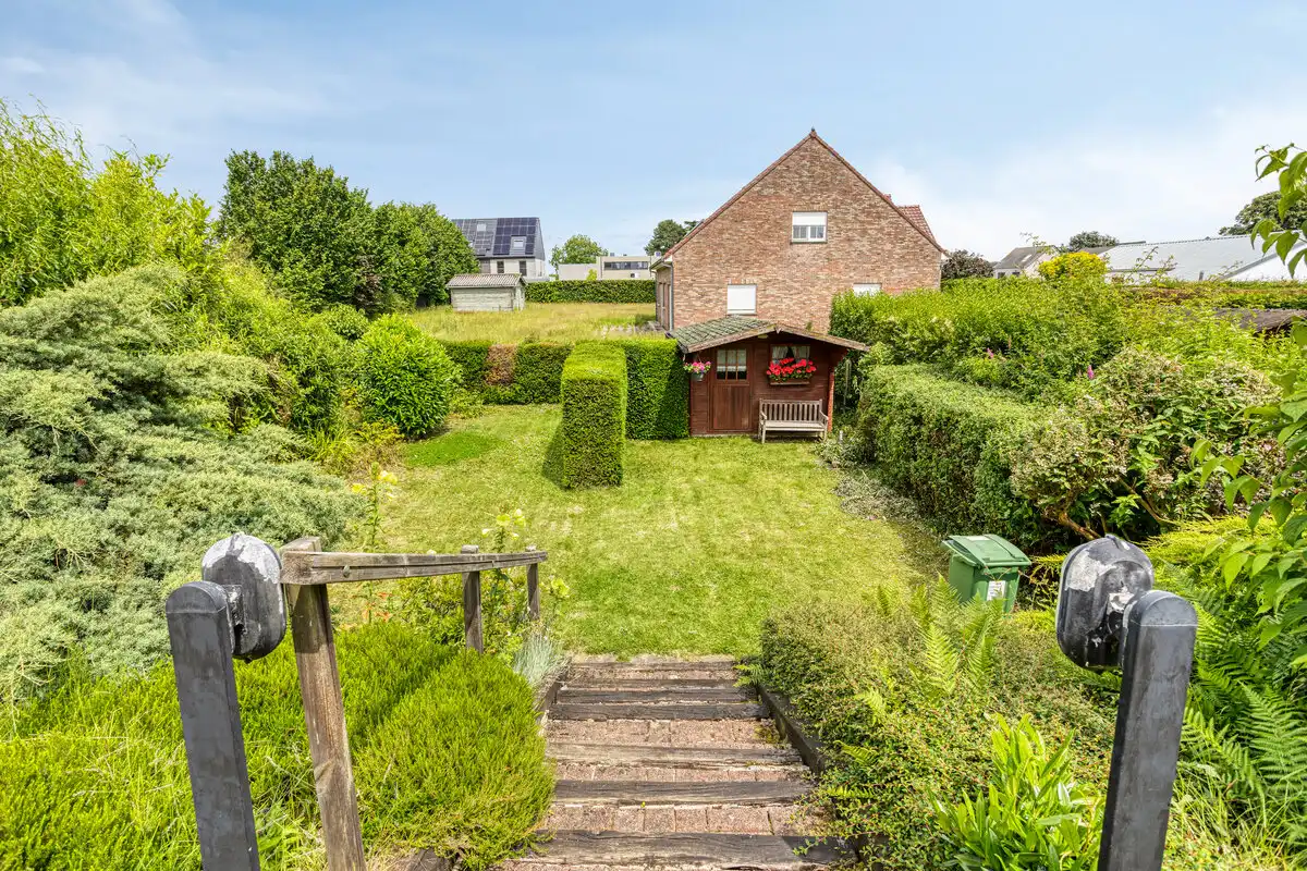 Te verfraaien woning - ruime tuin en garage foto 29